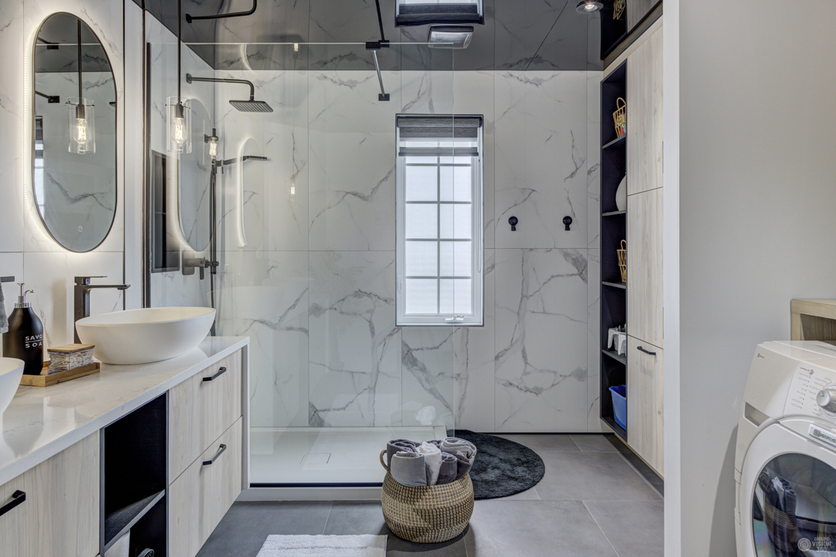 Salle de bain contemporaine avec plafond tendu noir lustré