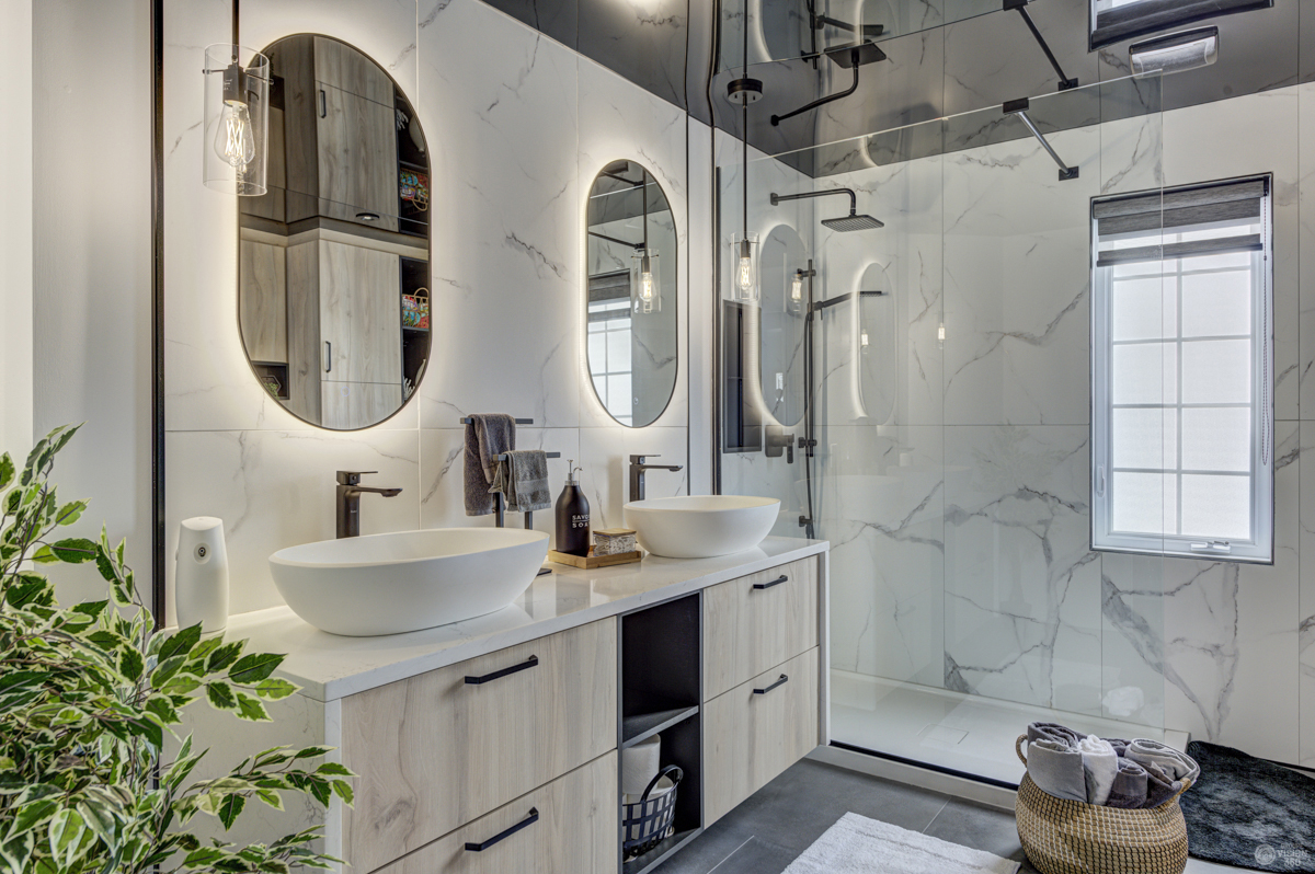 Salle de bain contemporaine avec un mixte de blanc, noir, bois, marbre et béton. 