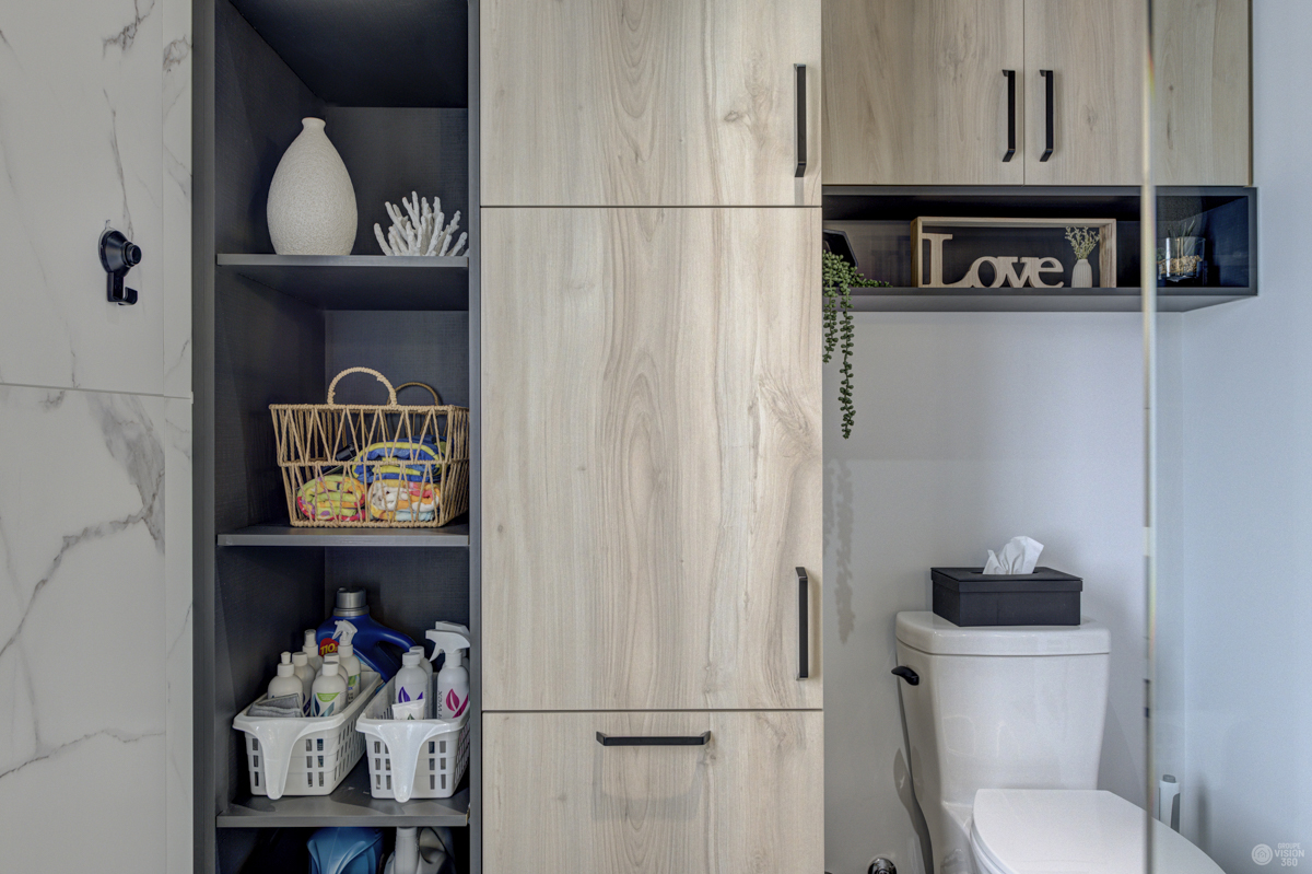 Armoire lingerie sur mesure de la salle de bain avec un mixte de noir et bois