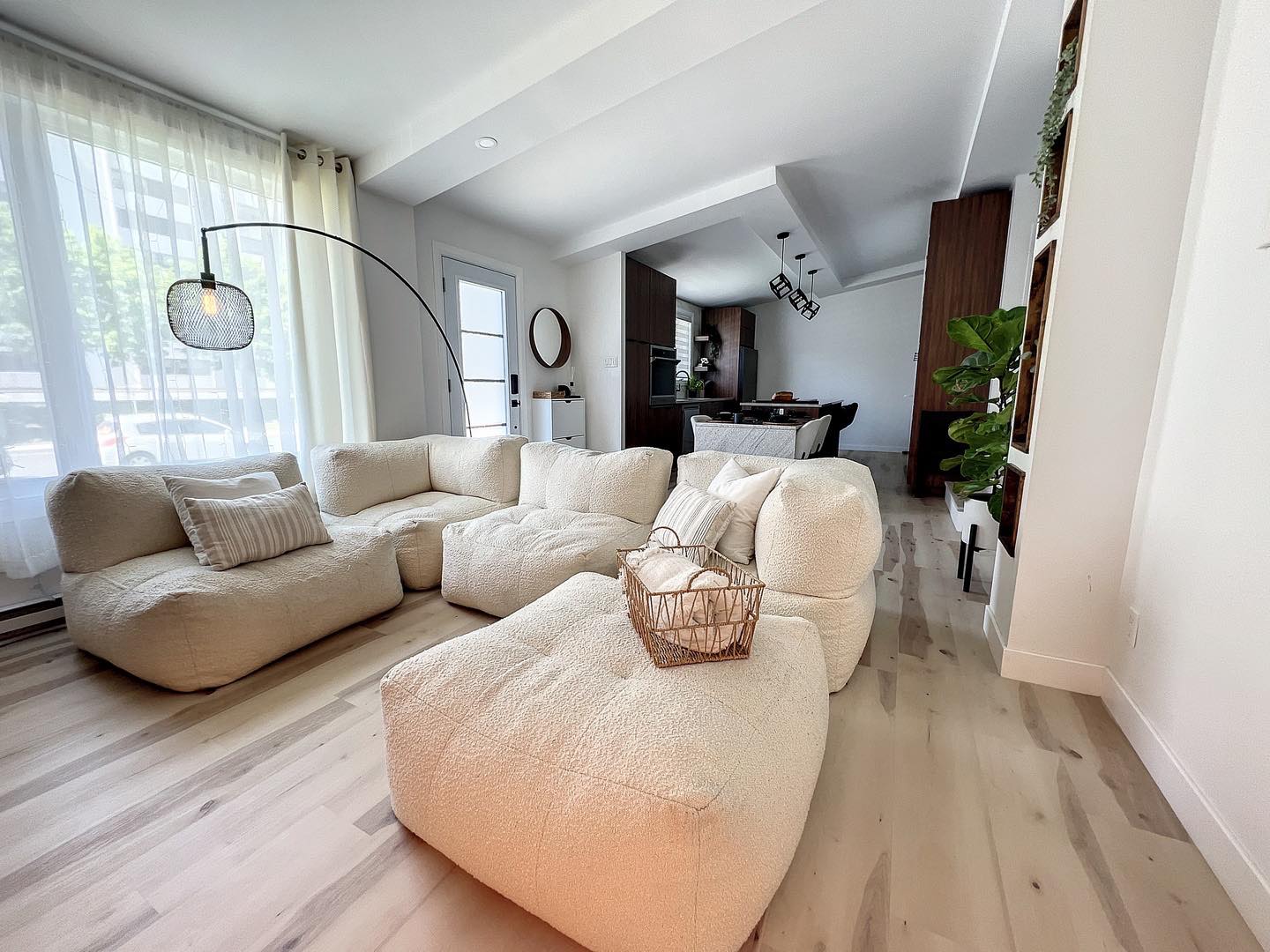 Le nouvel aménagement du salon avec la vue vers la cuisine