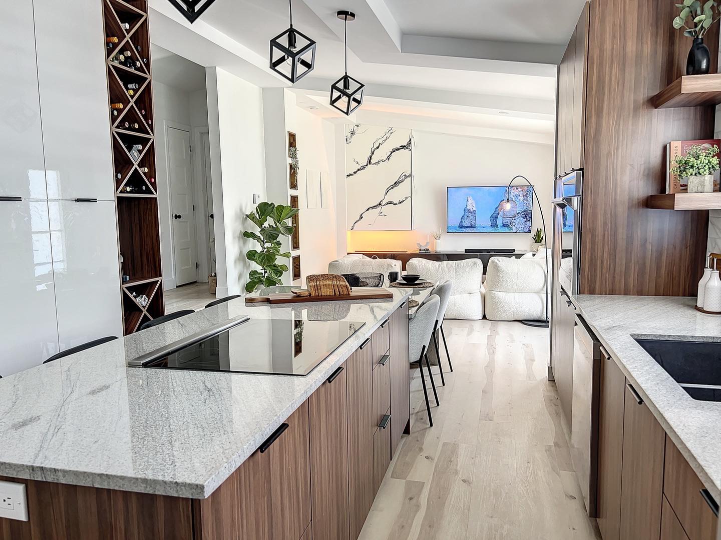 Cuisine sur mesure avec un espace conçu pour les bouteilles de vin et un coin café