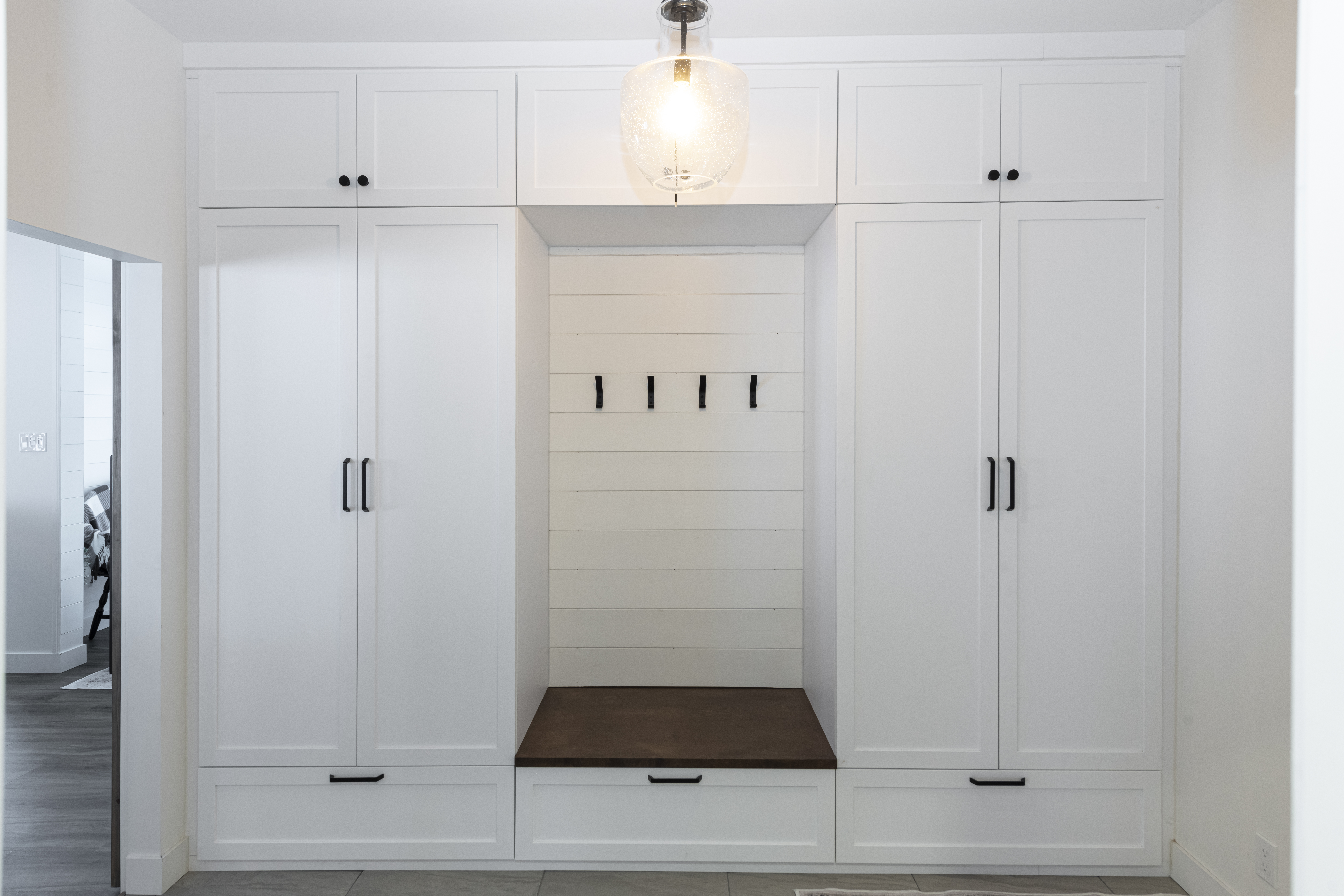 Mudroom blanc et bois. Wood and White Mudroom.