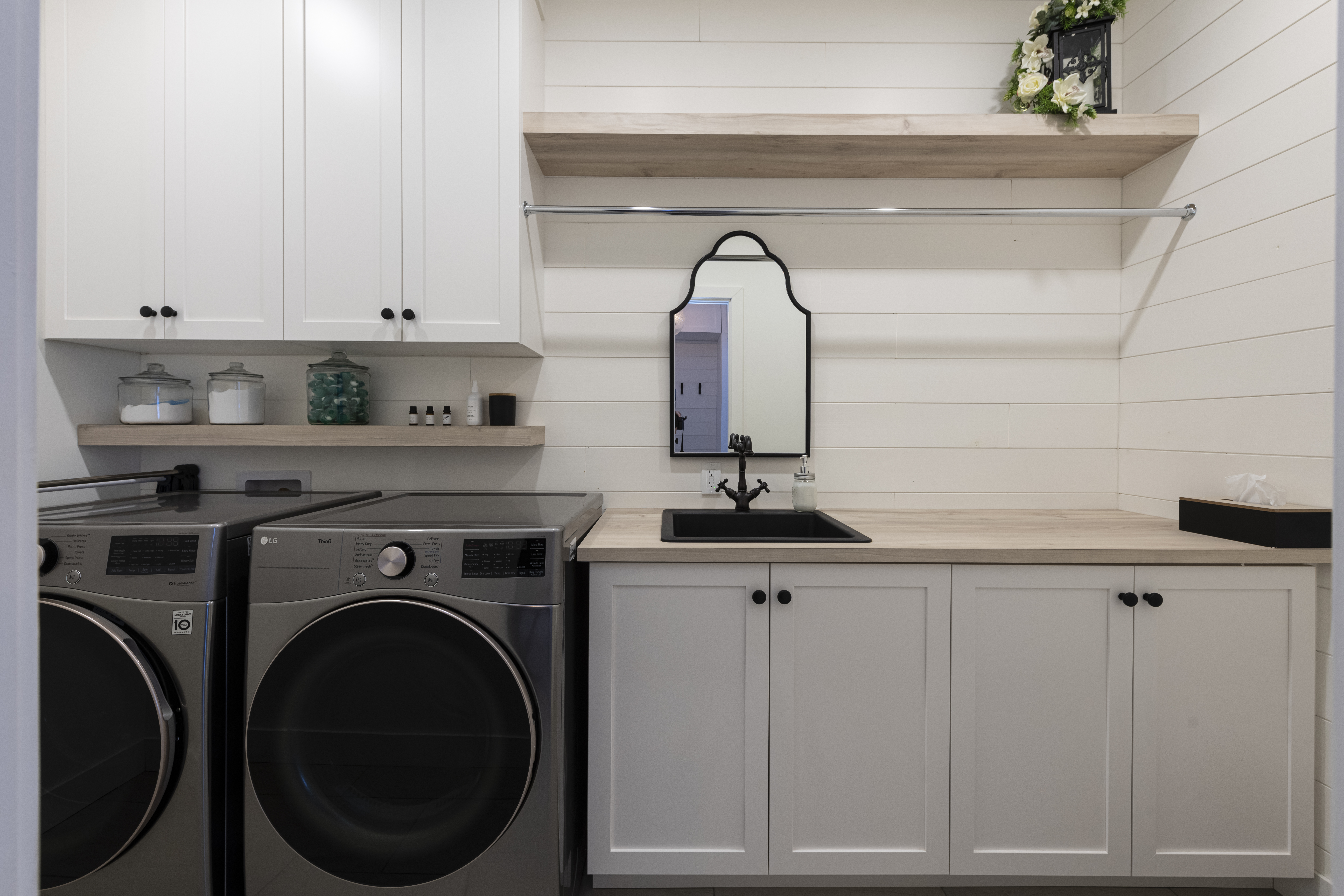 Salle de lavage blanche et bois. Wood and White Bathroom.