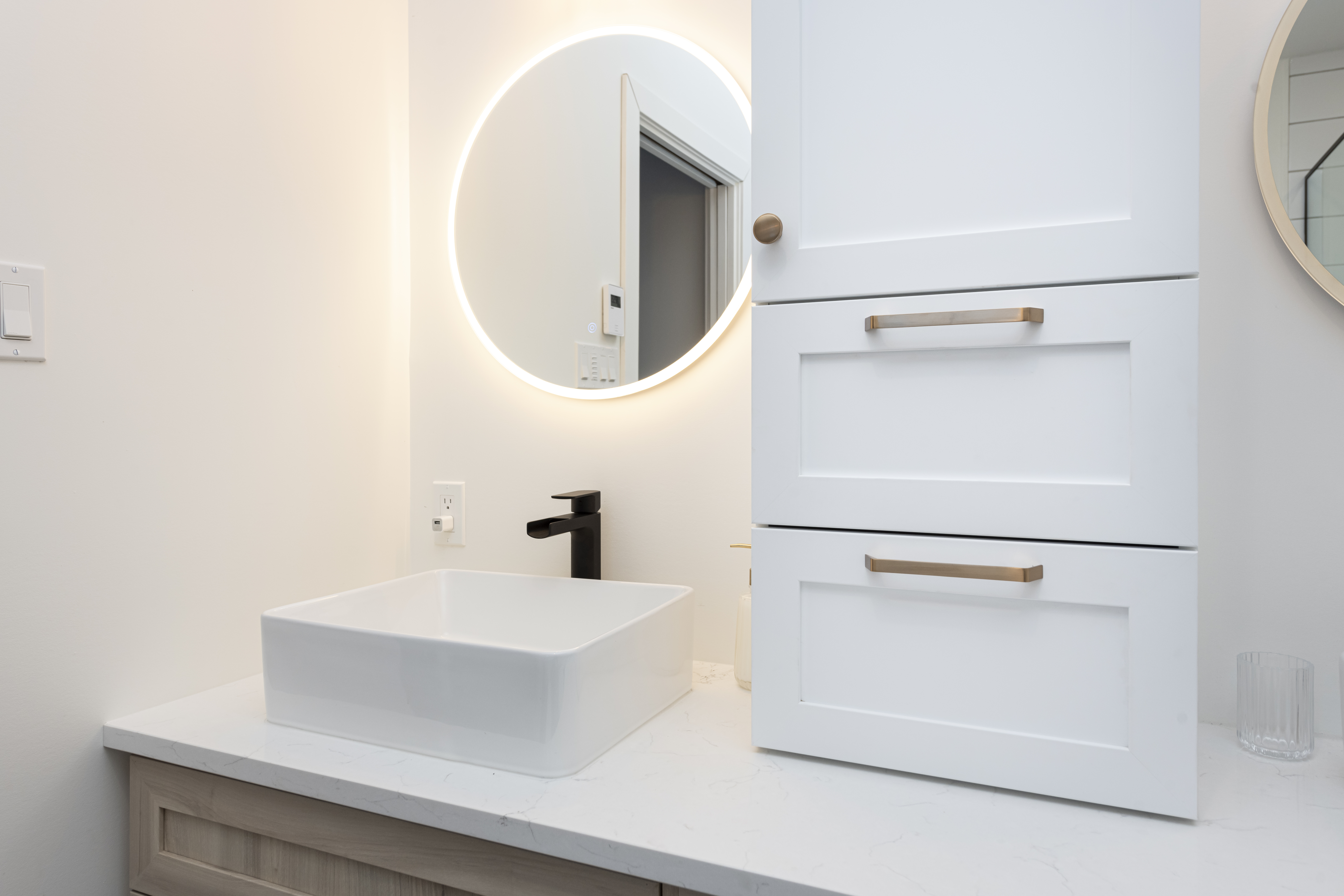 Salle de bain blanche et bois. Wood and White Bathroom.

Salle de bain avec vanité sur mesure avec lingerie. Mélange de quincaillerie or et noir.