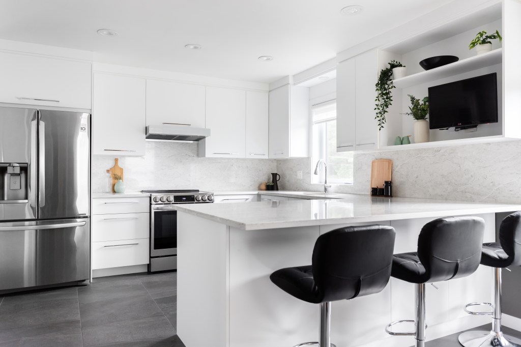 Rénovation cuisine blanche avec coin pantry et salle de bain à Nicolet