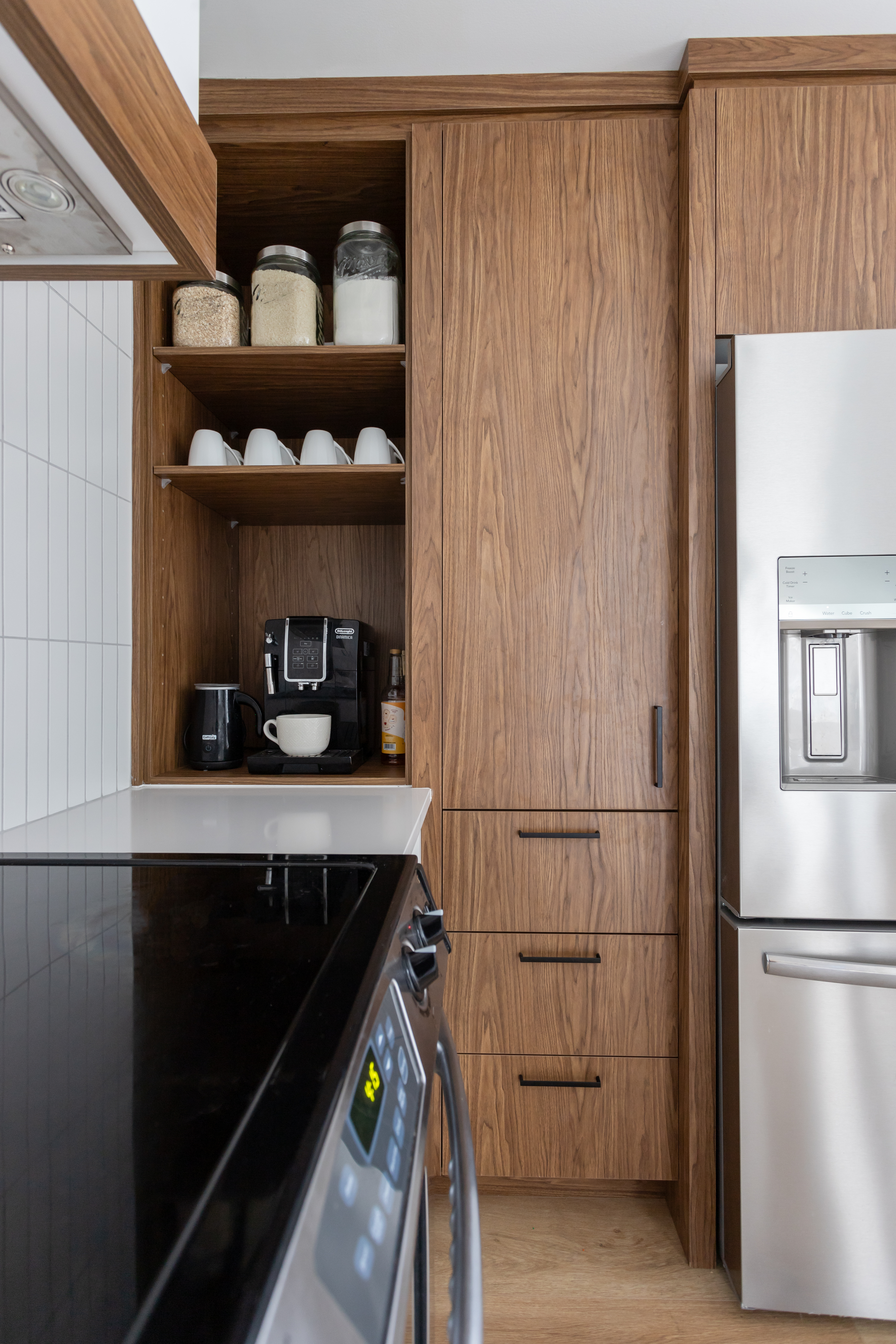 Rangement dans la cuisine. Coin déjeuner. Cuisine blanche et effet bois, comptoir de quartz. Cuisine style contemporaine
