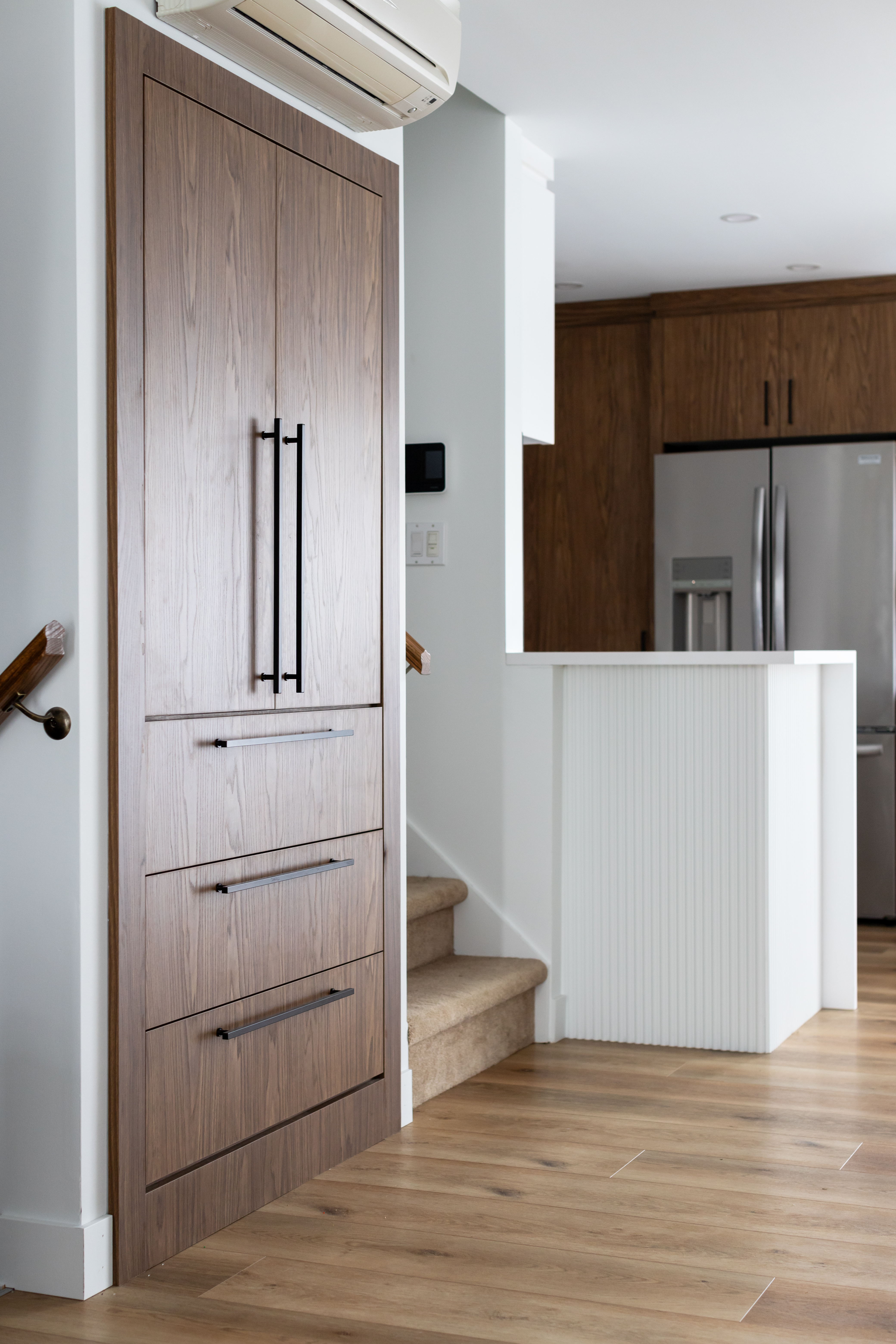 Armoire coin déjeuner sur mesure - ébénisterie, cuisiniste 