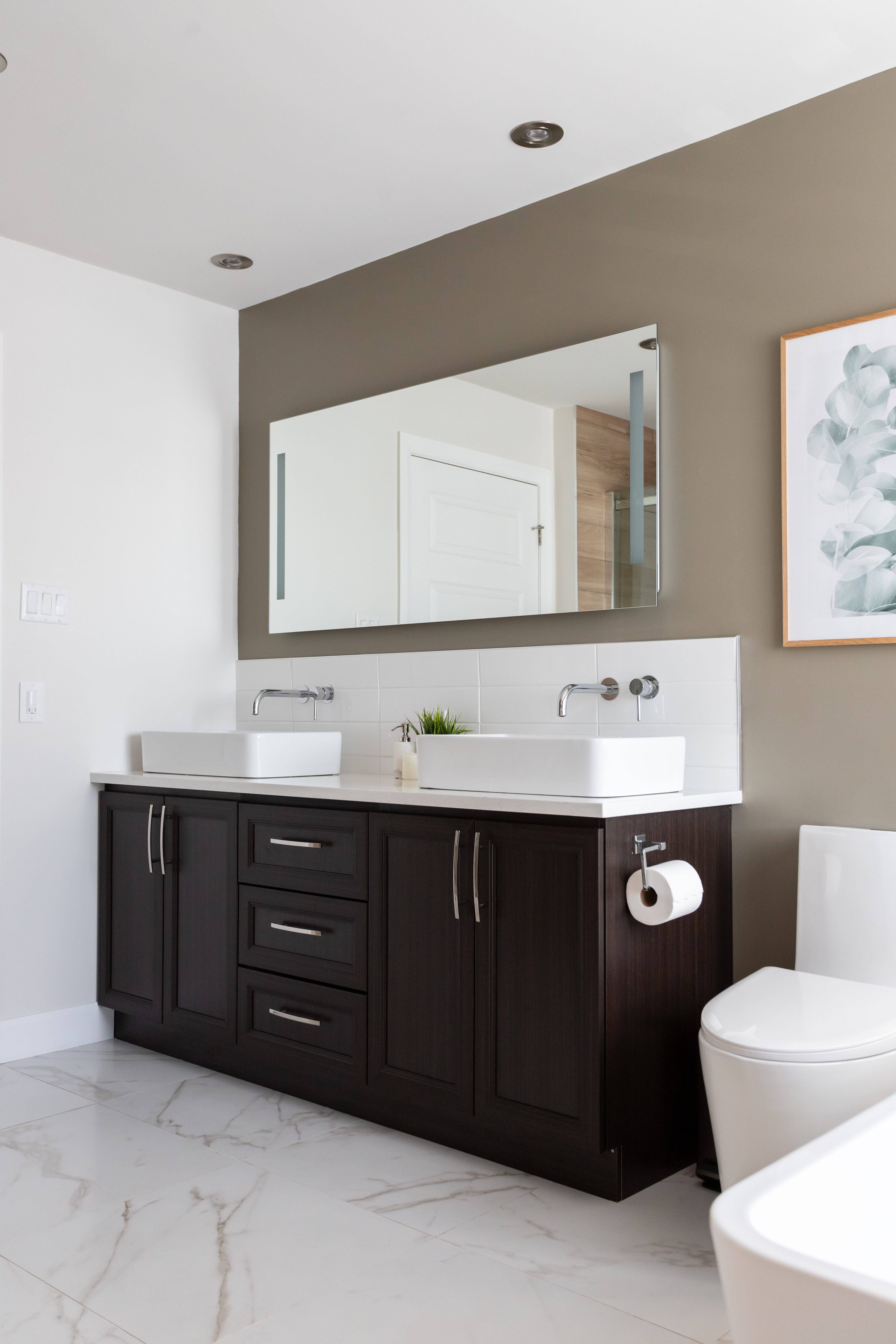 Rénovation d'une salle de bain dans un style moderne à Boischatel. Tout le design a été revu, en conservant la plomberie au même endroit ainsi que le meuble vanité. Comme quoi il est possible de grand changement sans tout changer (!!) 