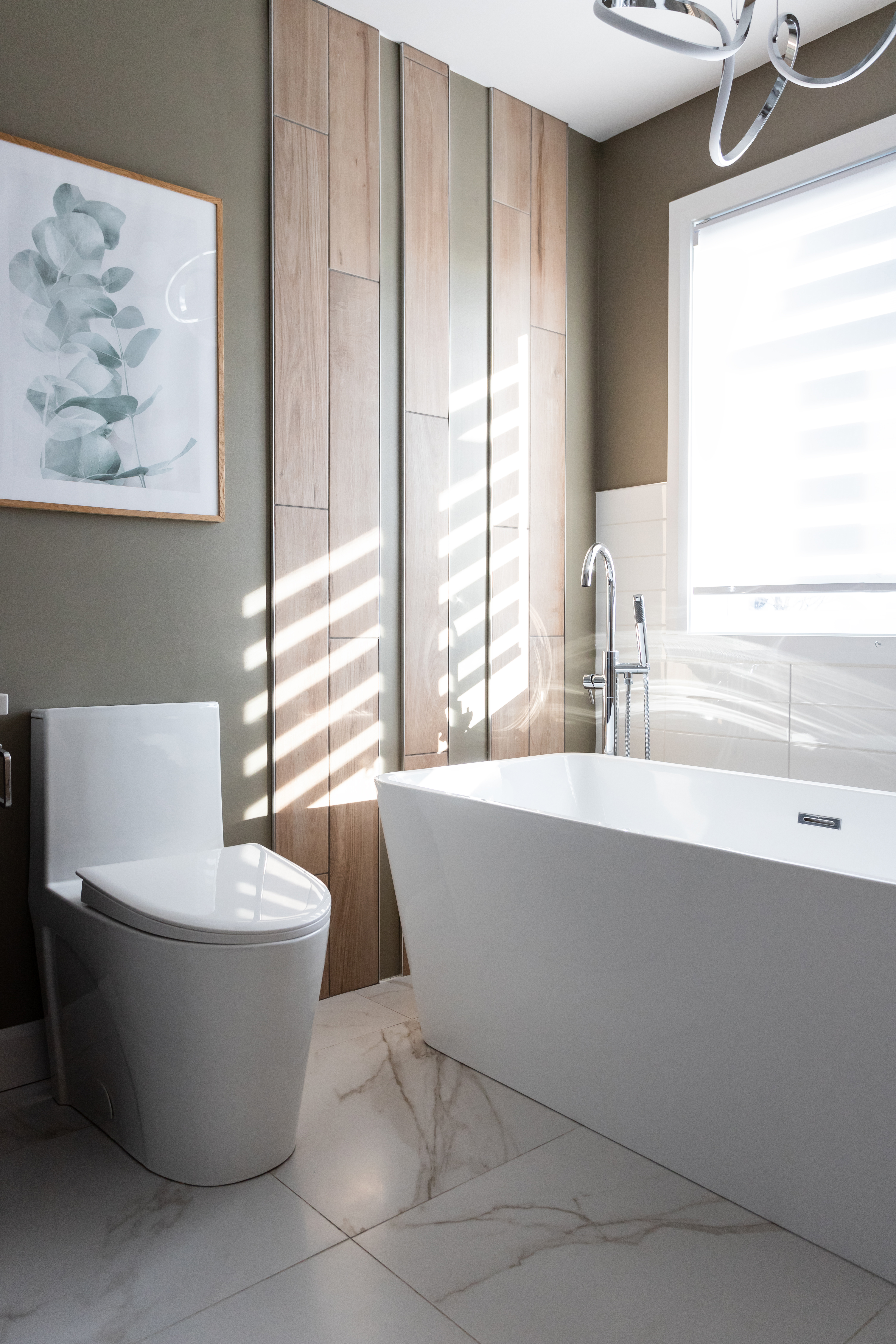 Rénovation d'une salle de bain dans un style moderne à Boischatel. Tout le design a été revu, en conservant la plomberie au même endroit ainsi que le meuble vanité. Comme quoi il est possible de grand changement sans tout changer (!!) 