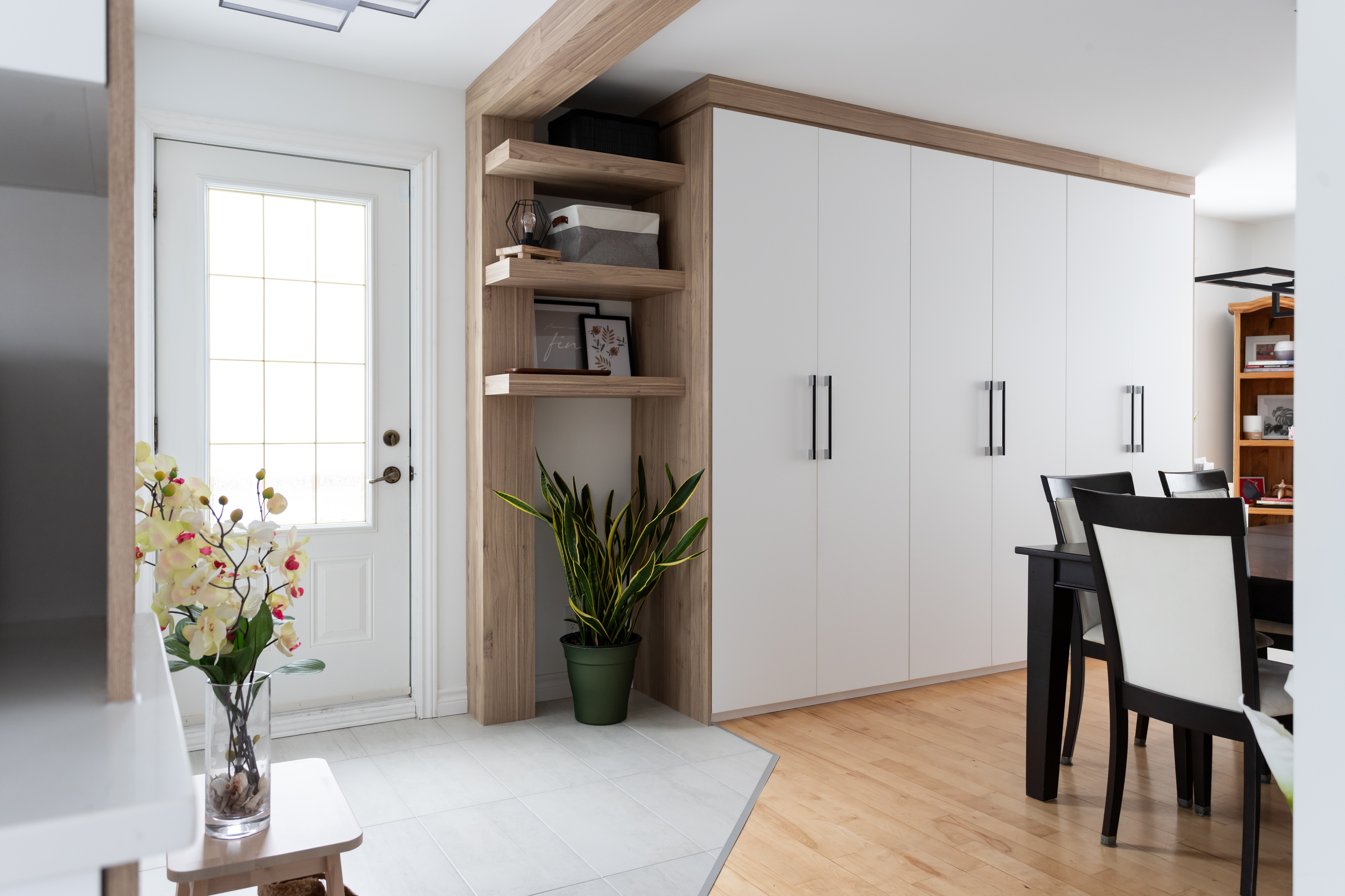 Rénovation majeure de cette belle maison à Saint-Augustin. Reprends moi si tu n'es pas d'accord, mais il y a rien qui rend une maison plus attrayante & jolie qu'une entrée bien organisé ! 🫣 Cette entrée est tout simplement sublime et ergonomique.