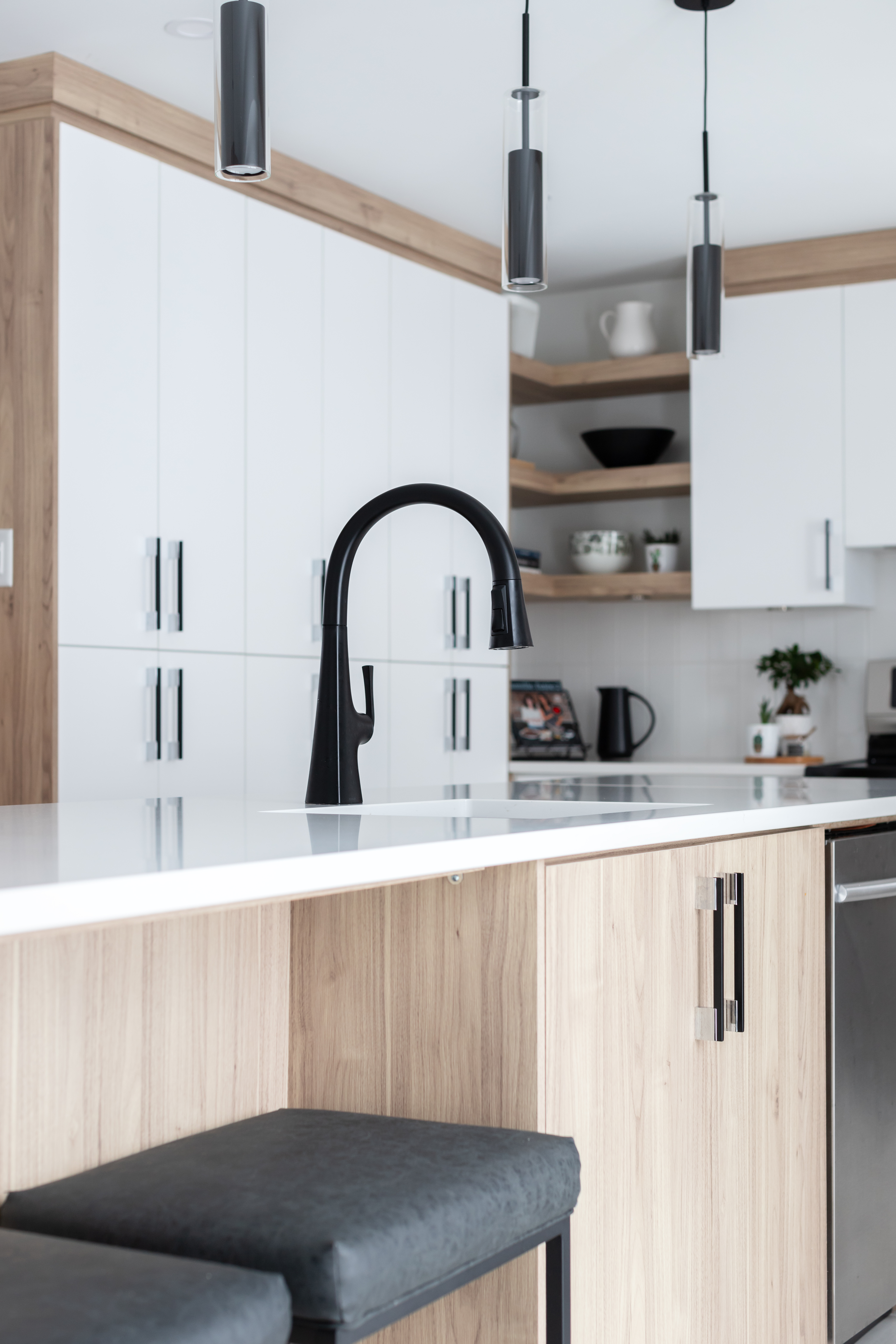 Magnifique cuisine contemporaine avec des armoire en polyester blanche & effet bois avec un comptoir en quartz. 