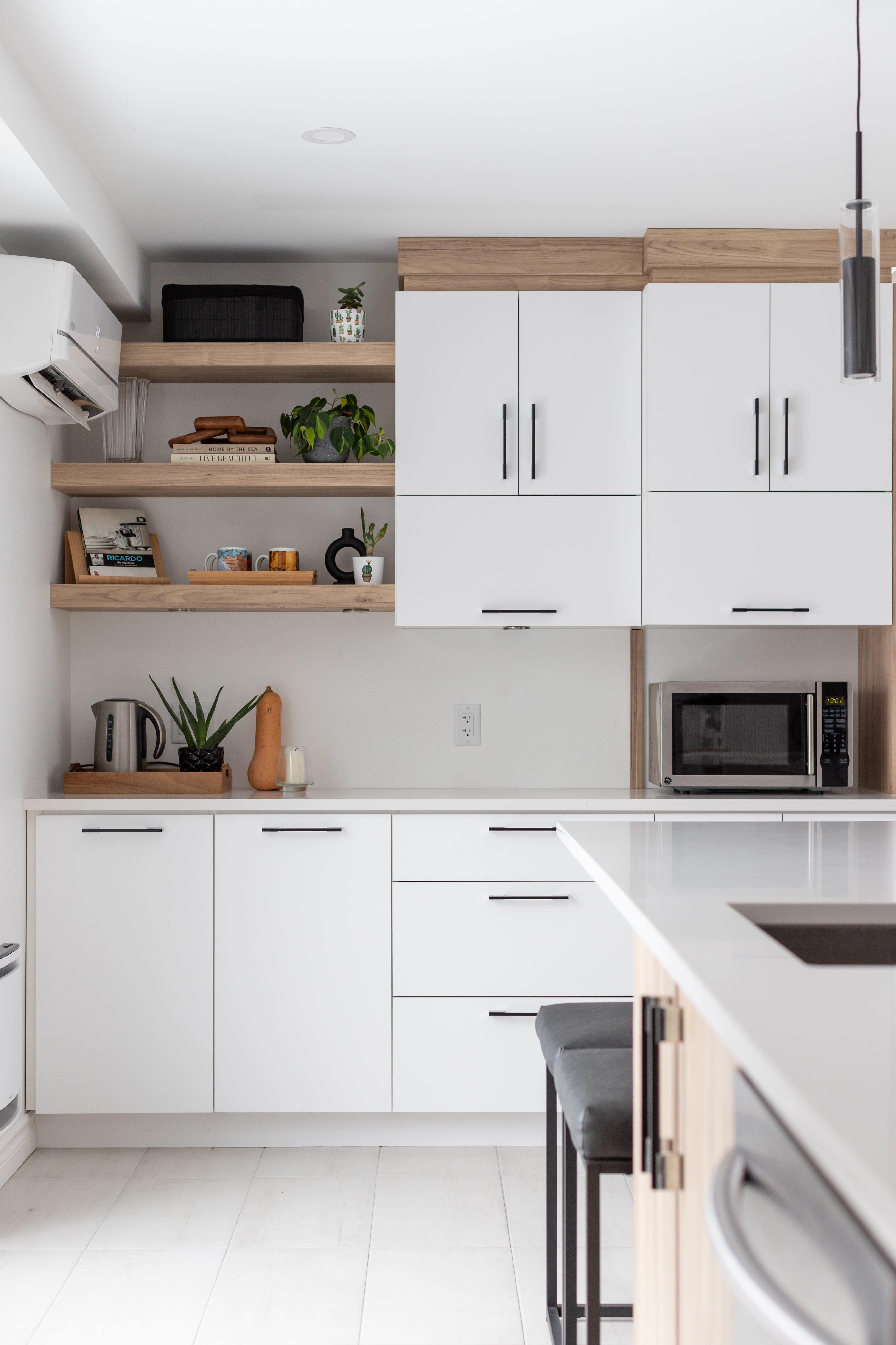 Pour ta prochaine rénovation, il faut un coin déjeuner & café. Cela permet de libérer les surfaces de préparations, d'avoir un espace spécifique à certaines tâches & que dire de la valeur ajouté esthétiquement. 