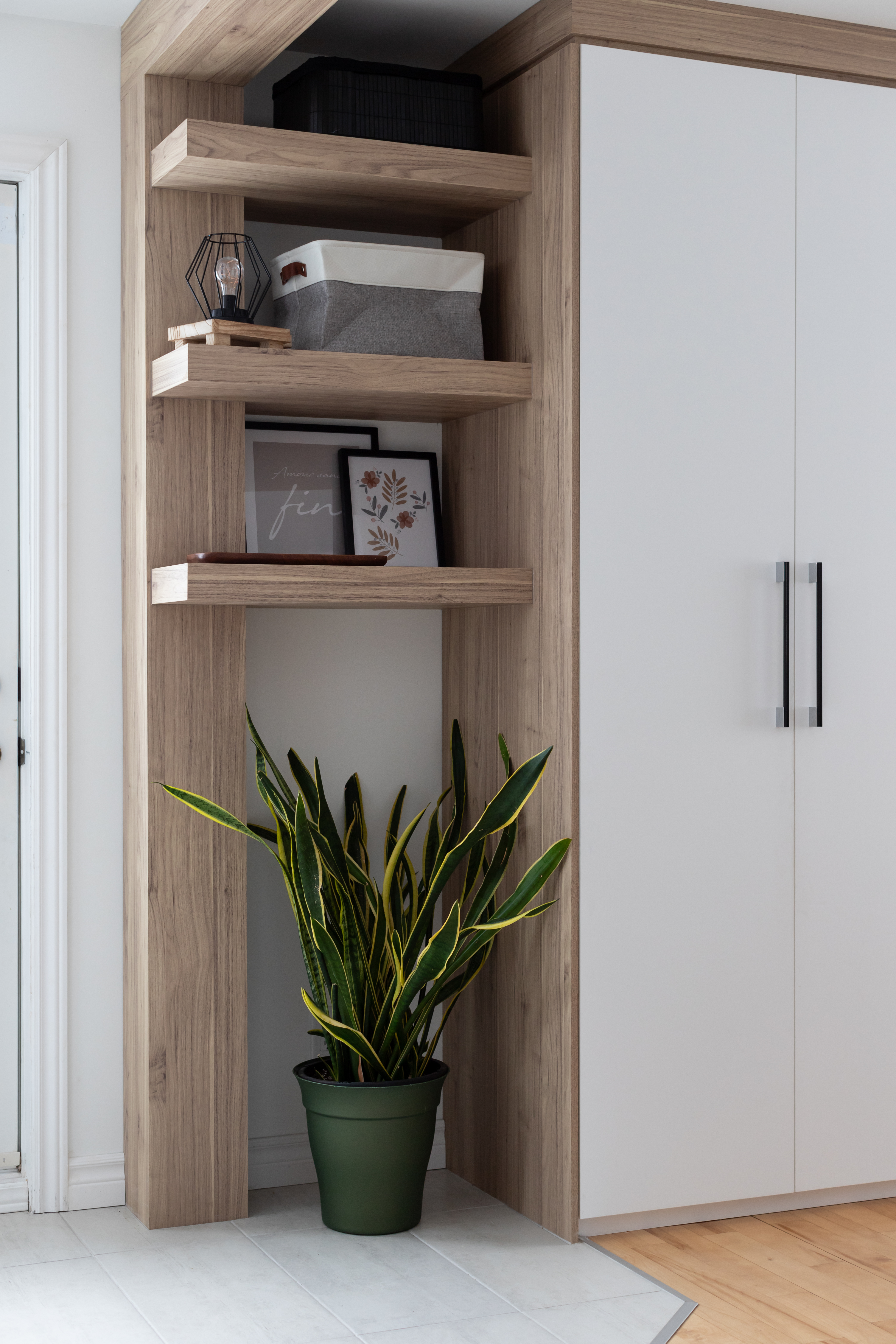 Rénovation majeure de cette belle maison à Saint-Augustin. Reprends moi si tu n'es pas d'accord, mais il y a rien qui rend une maison plus attrayante & jolie qu'une entrée bien organisé ! 🫣 Cette entrée est tout simplement sublime et ergonomique.