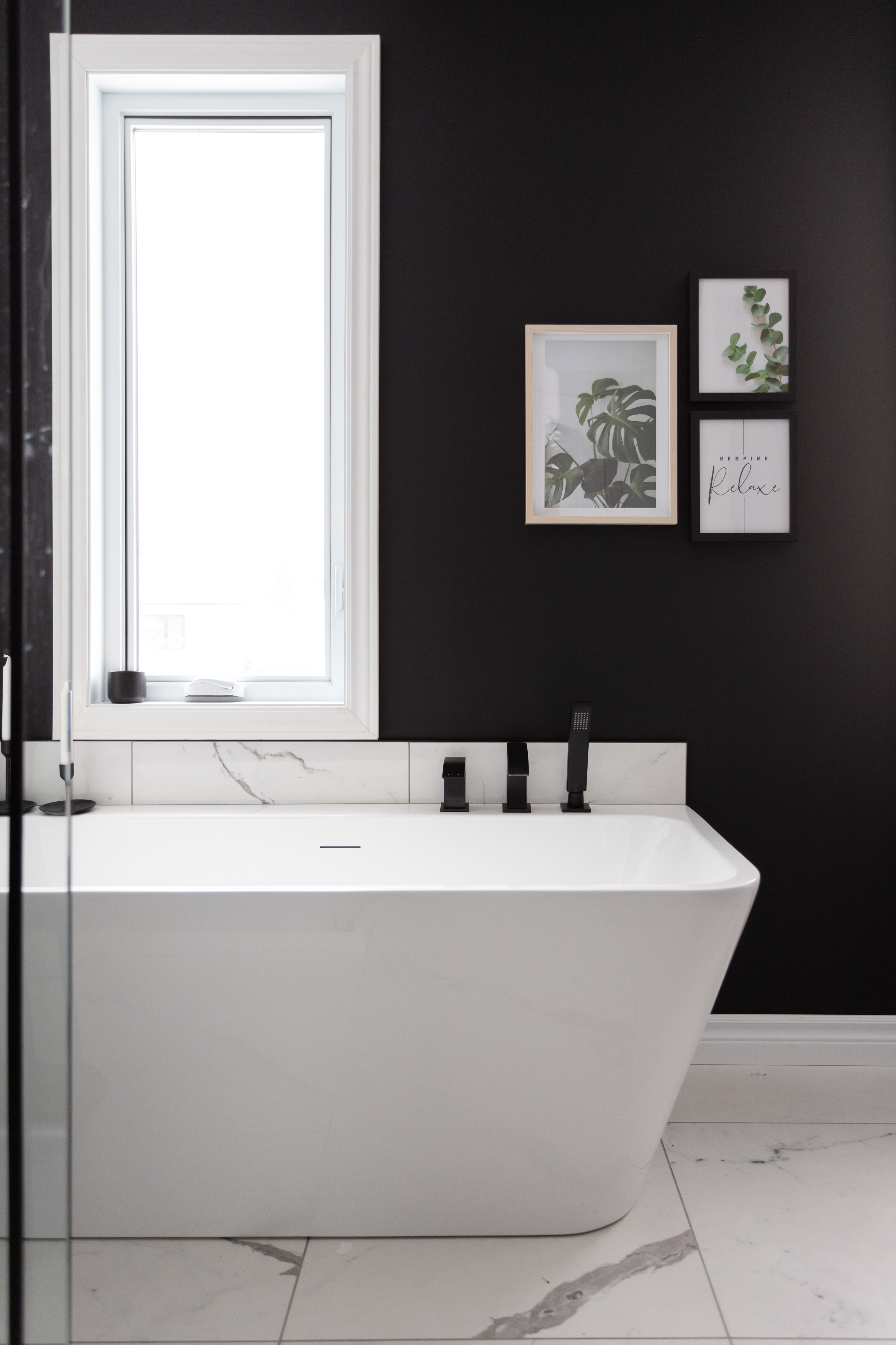 Rénovation majeure de la salle de bain principale. Nous avons tout déplacé pour y créer une oasis de calme, où le minimalisme fusionne avec la quiétude.