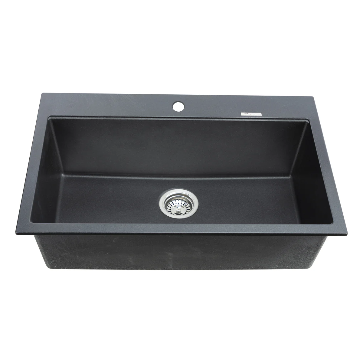 Rénovation cuisine Lévis : Cuisine lumineuse avec agencement moderne par Élévation Studio Design. Design intérieur pour chalet locatif au Québec.