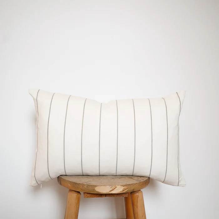 decoratrice interieur québec, designer d'intérieur trois-rivières, designer interieur sherbrooke, design interieur lévis, decorateur interieur thetford mines, designer intérieur saint-augustin, designer interieur st georges, decorateur interieur, decorateur val-bélair, decoration interieur bécancour,architecture interieur victoriaville, design interieur québec,design, cuisine, maison, designer commercial, salle de bain, agrandissement, sous-sol, maison, 3d, designer commercial québec, designer thetford mines, designer nicolet, decoration saint-nicolas, decoration thetford mines, decoration québec, home staging Moodboard de chambre à coucher moderne - Inspirez-vous des tendances modernes en design de chambre à coucher avec Élévation Studio Design, spécialistes du design intérieur au Québec.