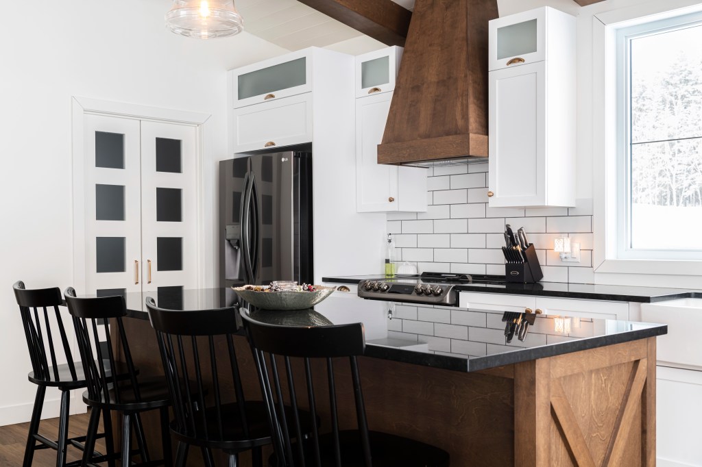 Construction d'une maison à Saint-Fortunat de style farmhouse par élévation studio design, designer d'intérieur de thetford mines, québec