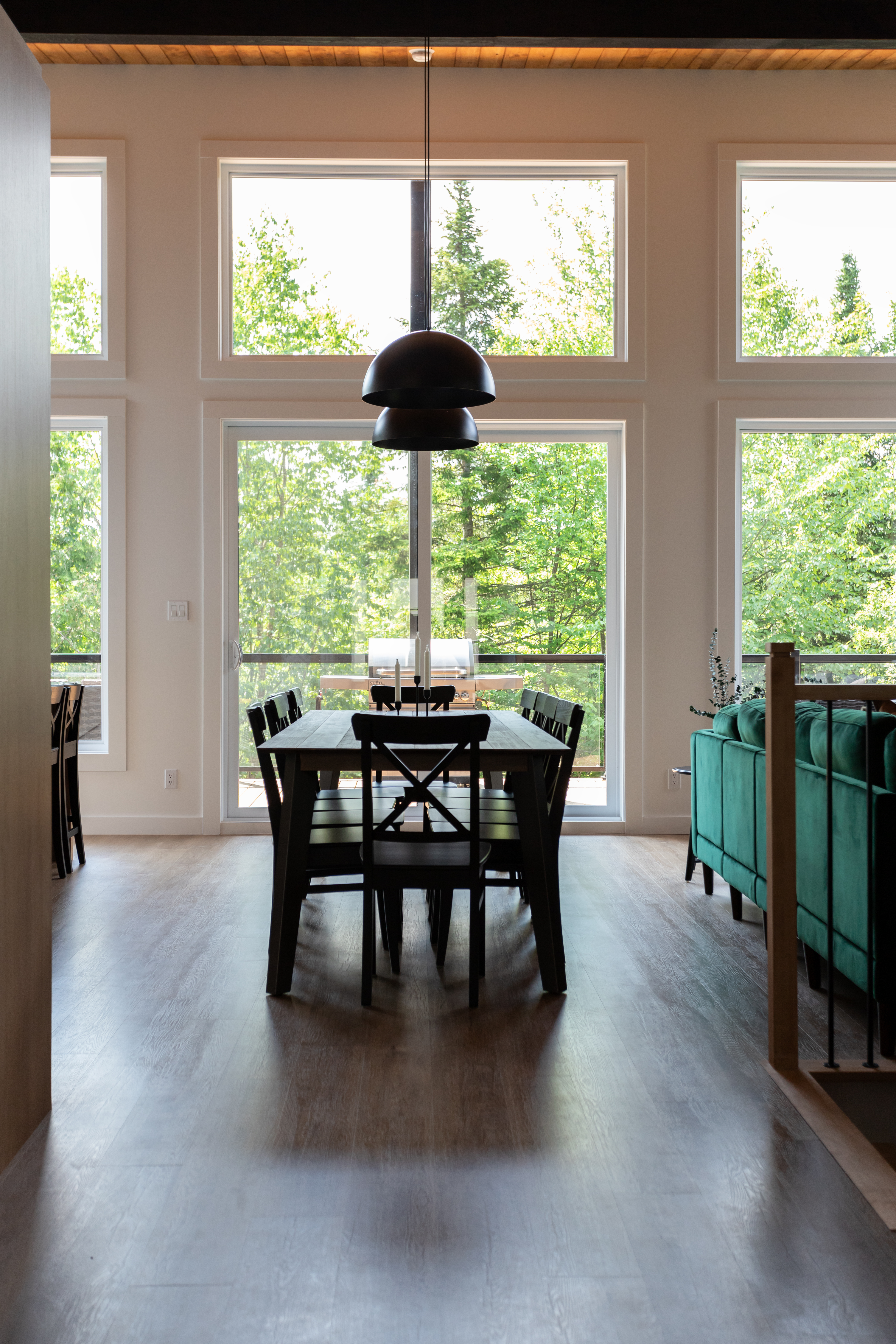 "Design intérieur pour cuisine, salle de bain et entrée à Adstock. Élévation Studio Design réinvente les espaces avec des rénovations modernes et fonctionnelles.