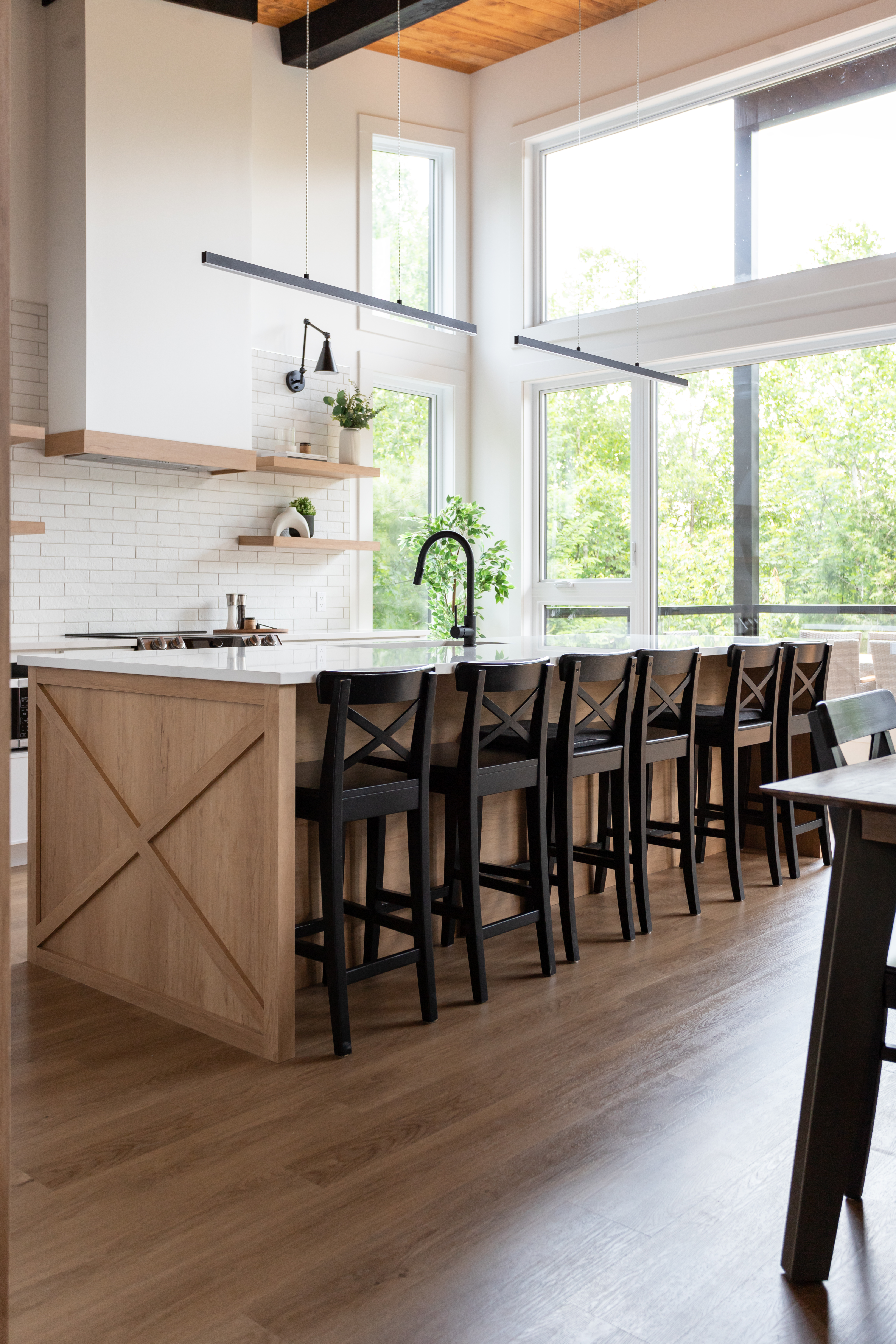 Rénovation de chalet locatif à Adstock, Québec, par Élévation Studio Design. Design d’intérieur moderne et chaleureux, idéal pour une expérience de location unique.