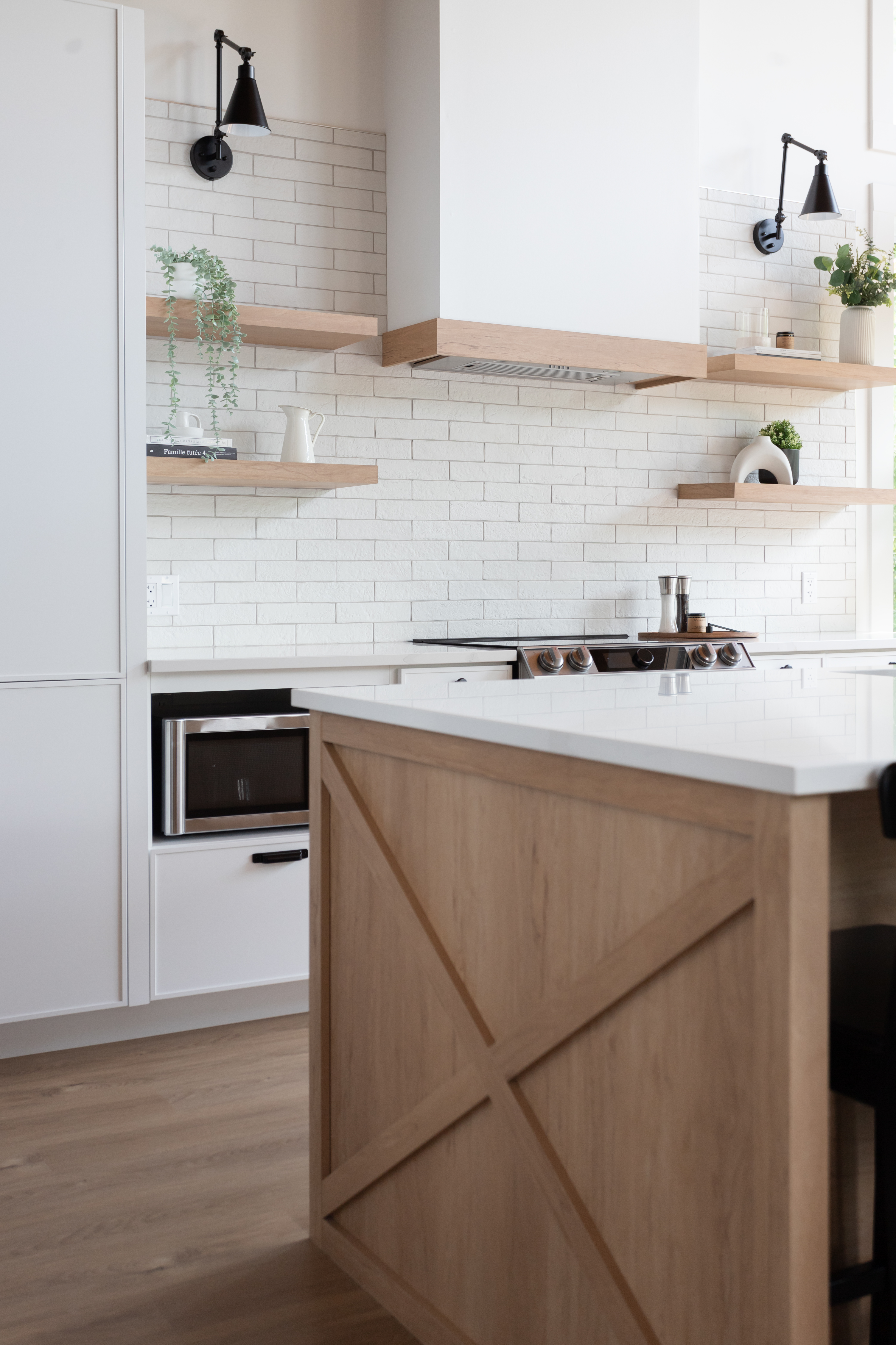Design intérieur pour cuisine, salle de bain et entrée à Adstock. Élévation Studio Design réinvente les espaces avec des rénovations modernes et fonctionnelles.
