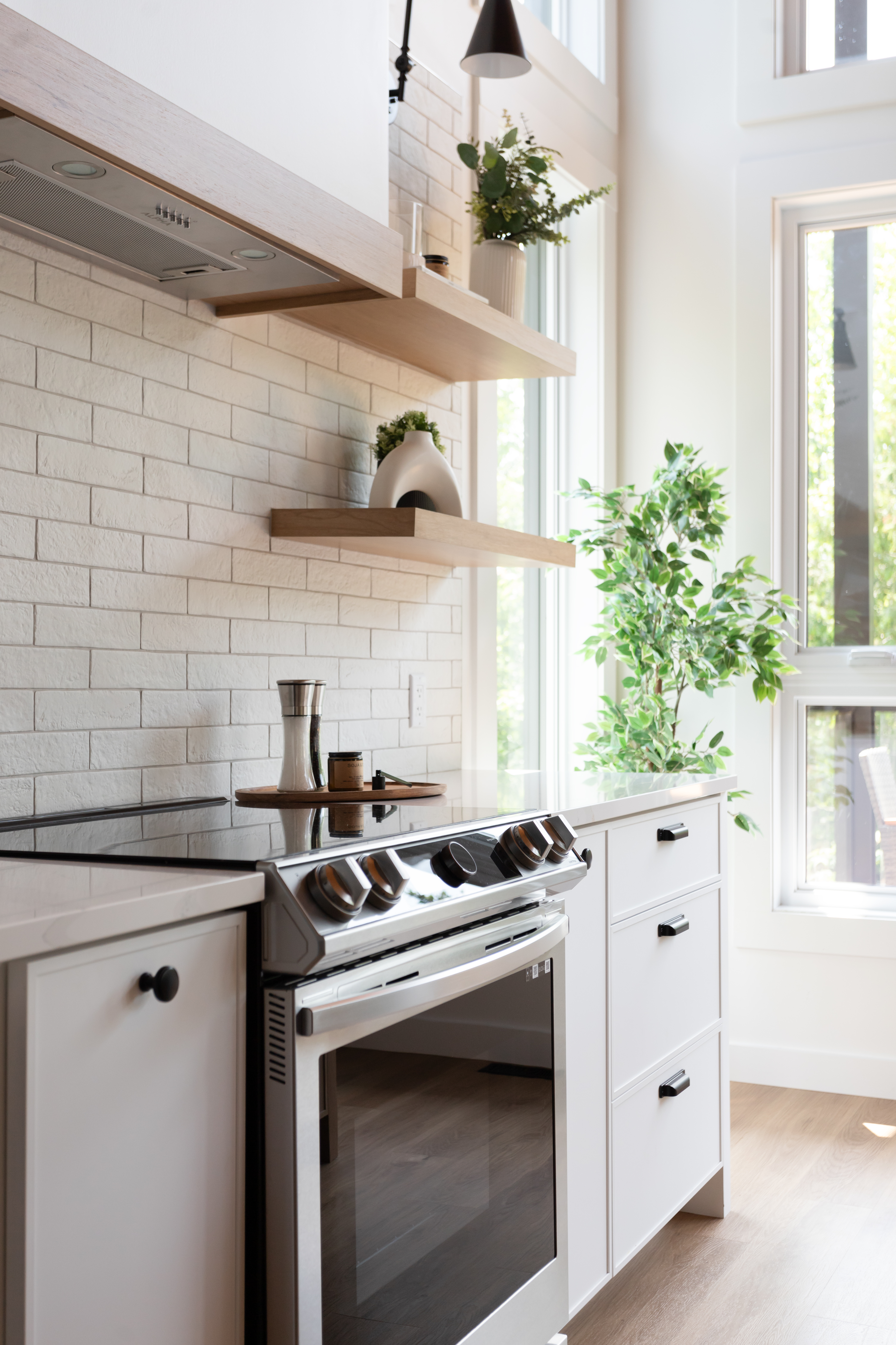 Rénovation cuisine Lévis : Cuisine lumineuse avec agencement moderne par Élévation Studio Design. Design intérieur pour chalet locatif au Québec.