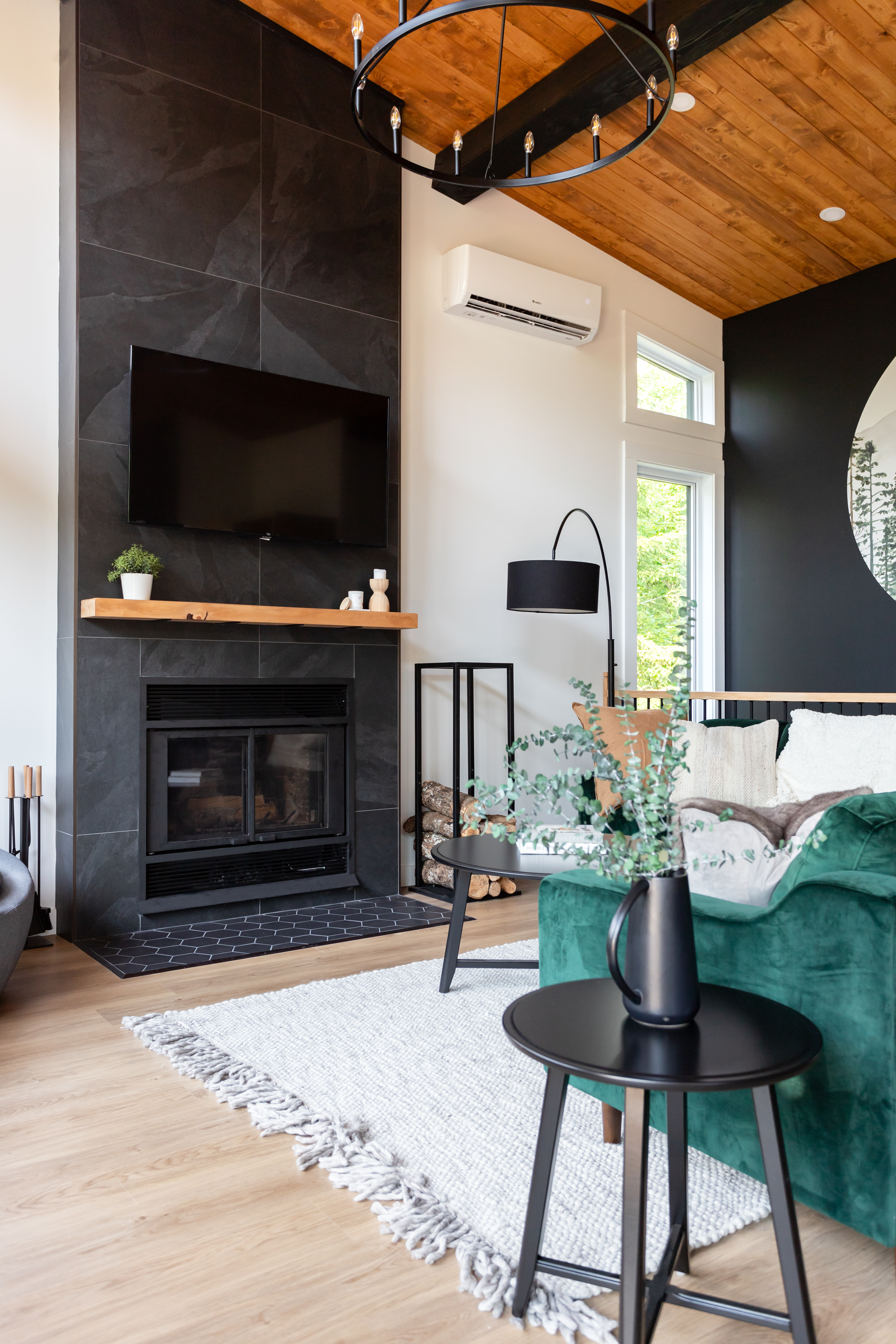 Projet de design d'intérieur à Adstock par Élévation Studio Design. Rénovation complète d'un chalet avec des matériaux naturels et un agencement optimal.