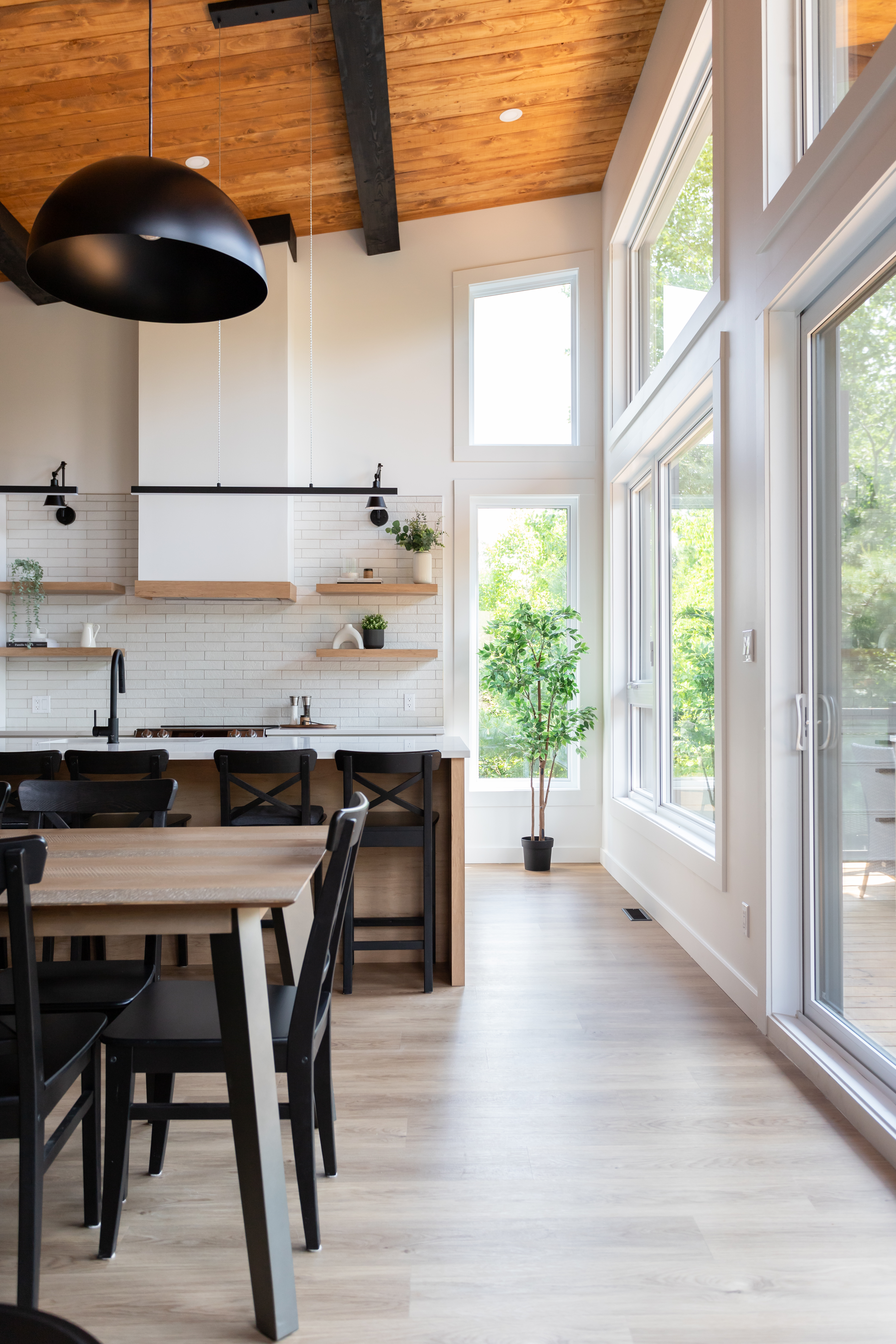 Chalet rénové à Adstock, Québec, avec design intérieur sur mesure par Élévation Studio Design. Transformation d’espaces pour maximiser le confort et l’esthétique.