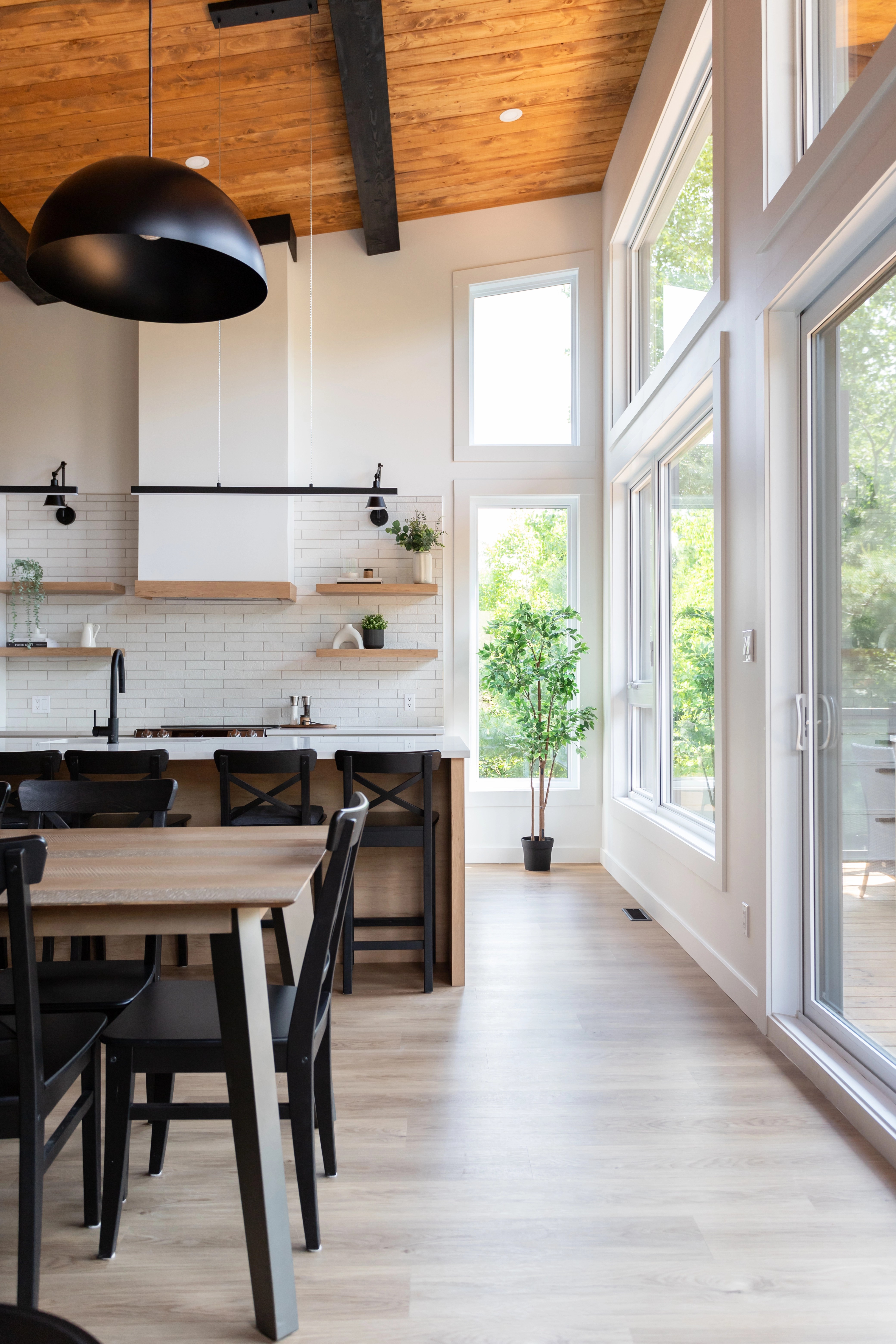 Chalet rénové à Adstock, Québec, avec design intérieur sur mesure par Élévation Studio Design. Transformation d’espaces pour maximiser le confort et l’esthétique.