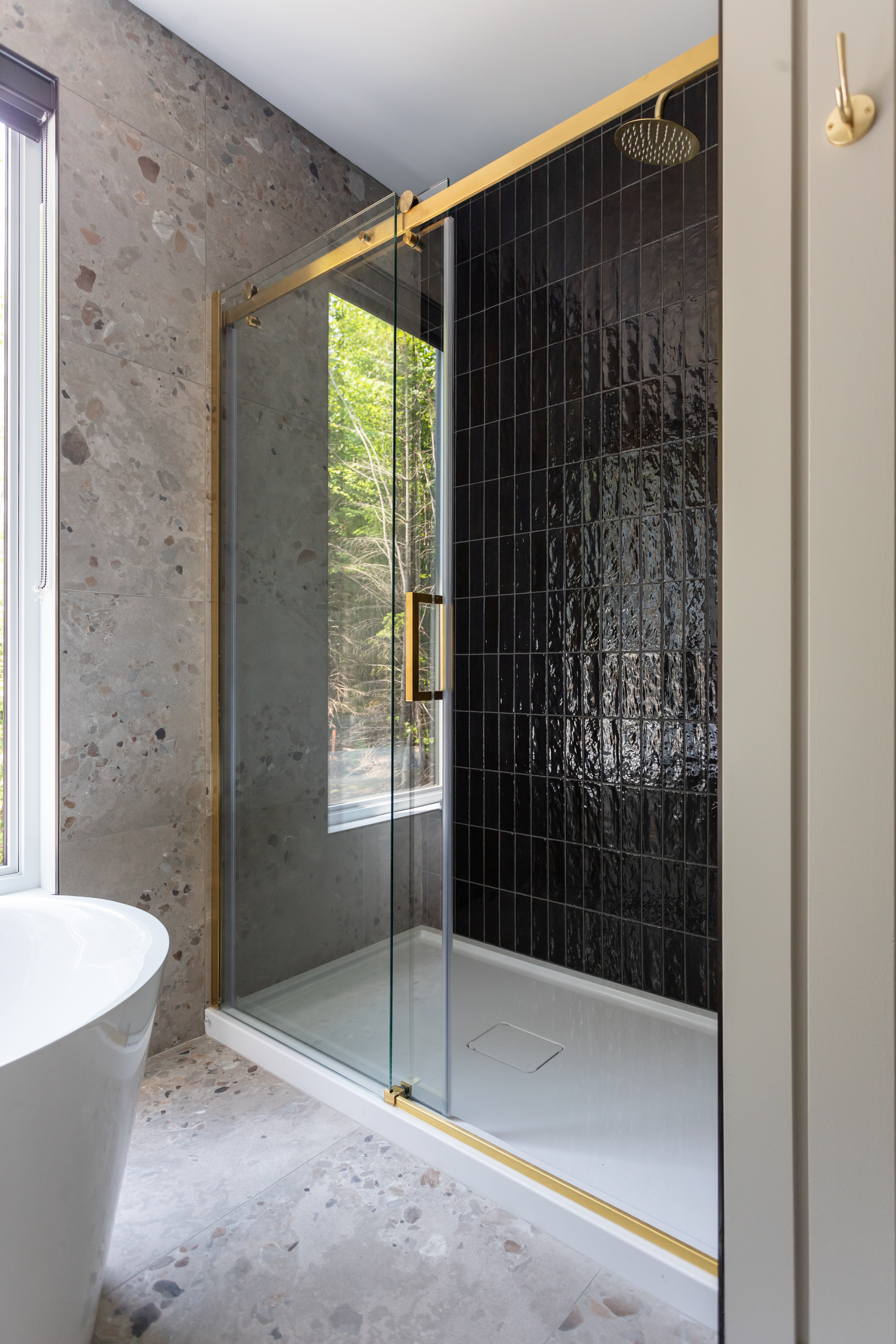 Rénovation de salle de bain moderne à Adstock par Élévation Studio Design. Création d'un espace de détente avec des matériaux haut de gamme.