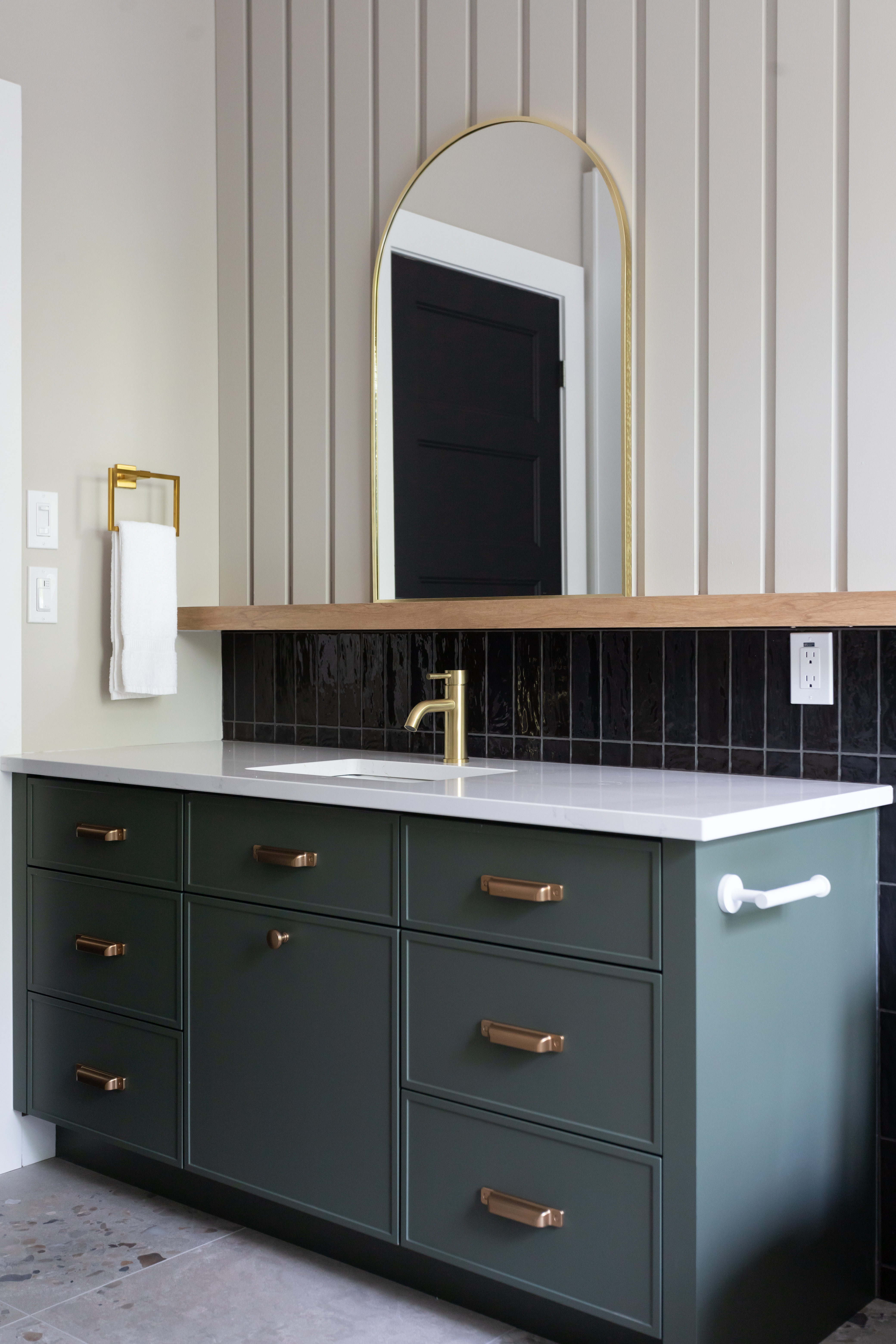 Rénovation complète de salle de bain à Adstock par Élévation Studio Design. Design contemporain pour une salle de bain élégante et pratique.