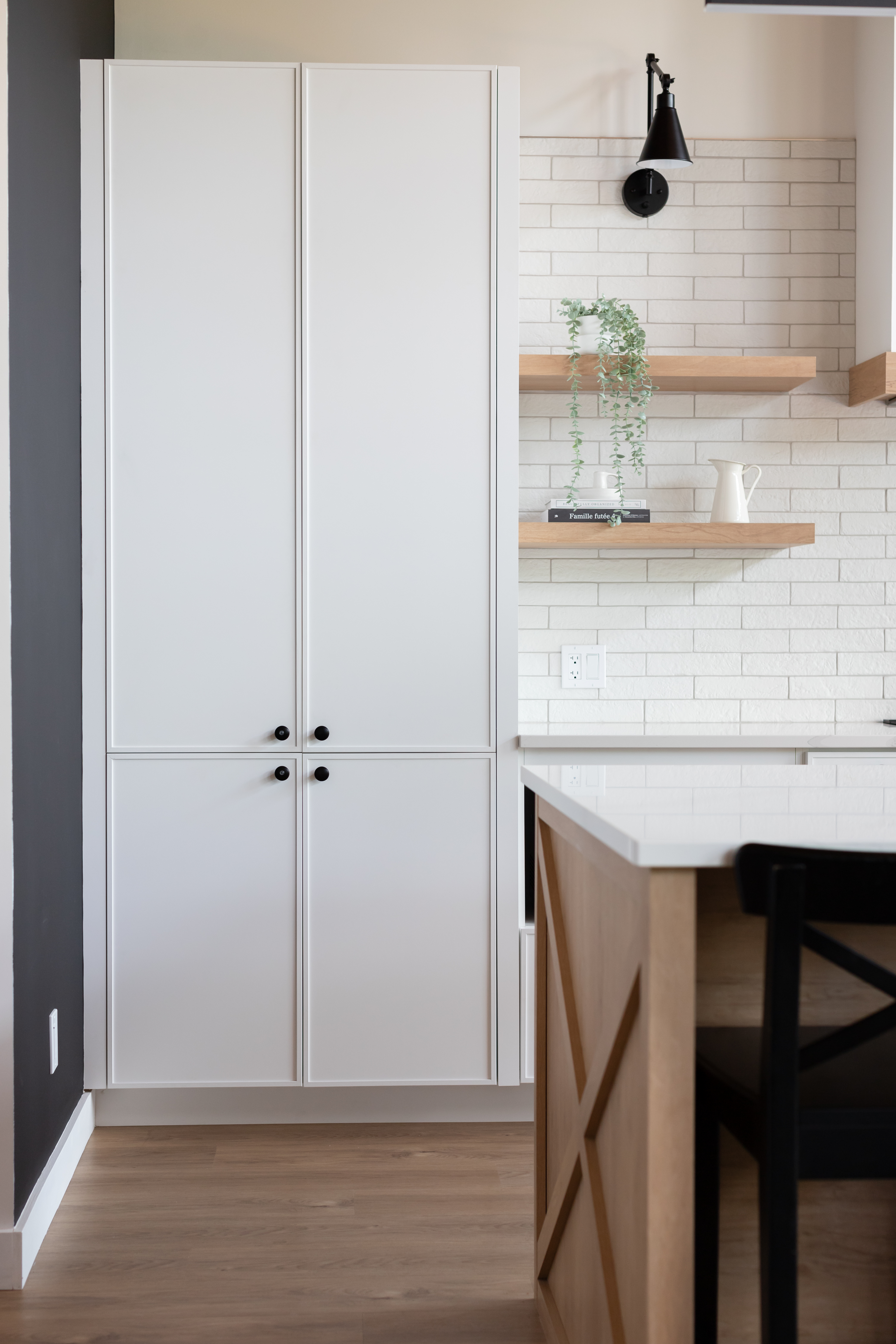 Conception de cuisine rénovée à Adstock par Élévation Studio Design. Design intérieur optimisé pour une cuisine accueillante et contemporaine.