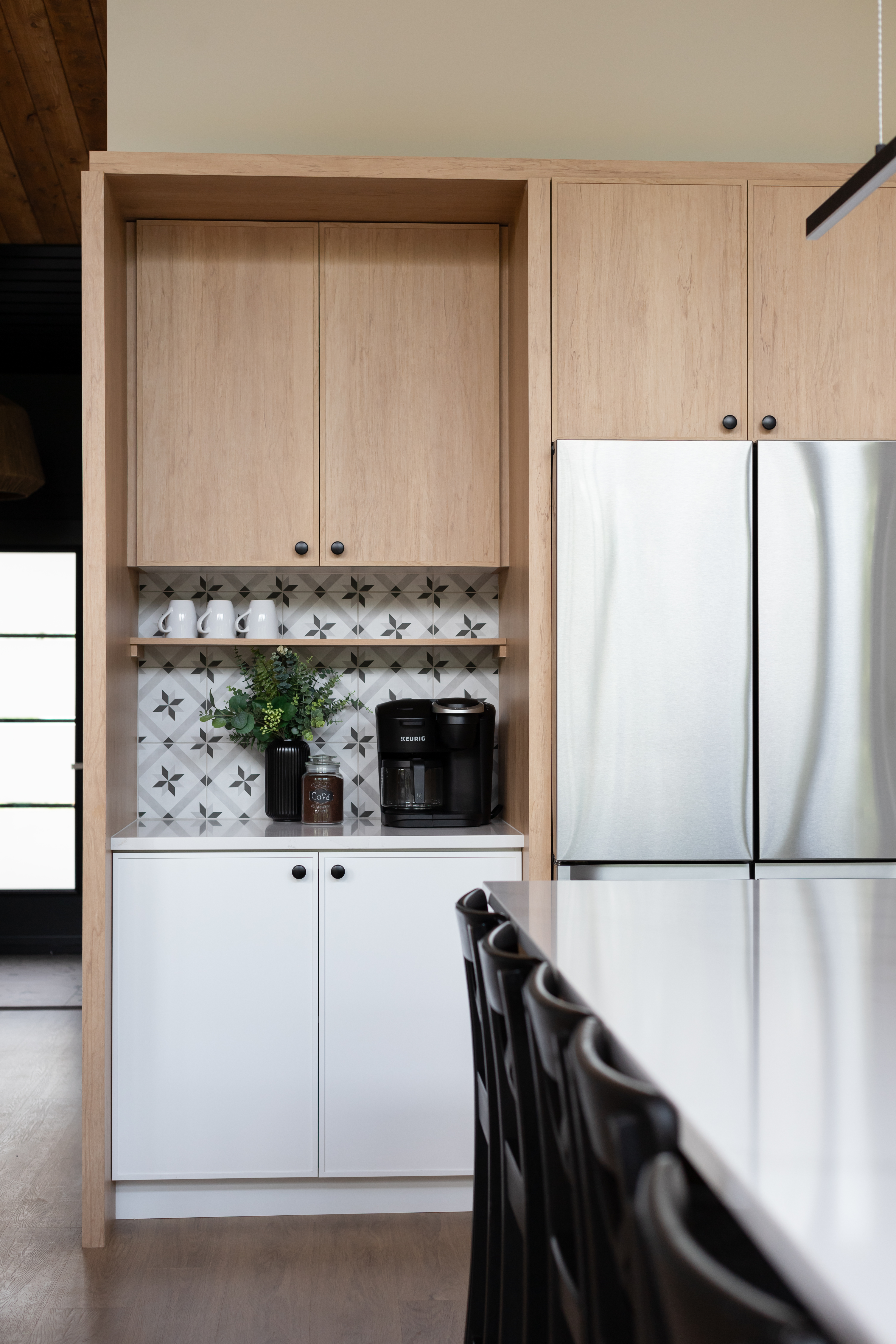 Projet de rénovation de cuisine à Adstock, Québec. Élévation Studio Design transforme les espaces culinaires en lieux modernes et pratiques.