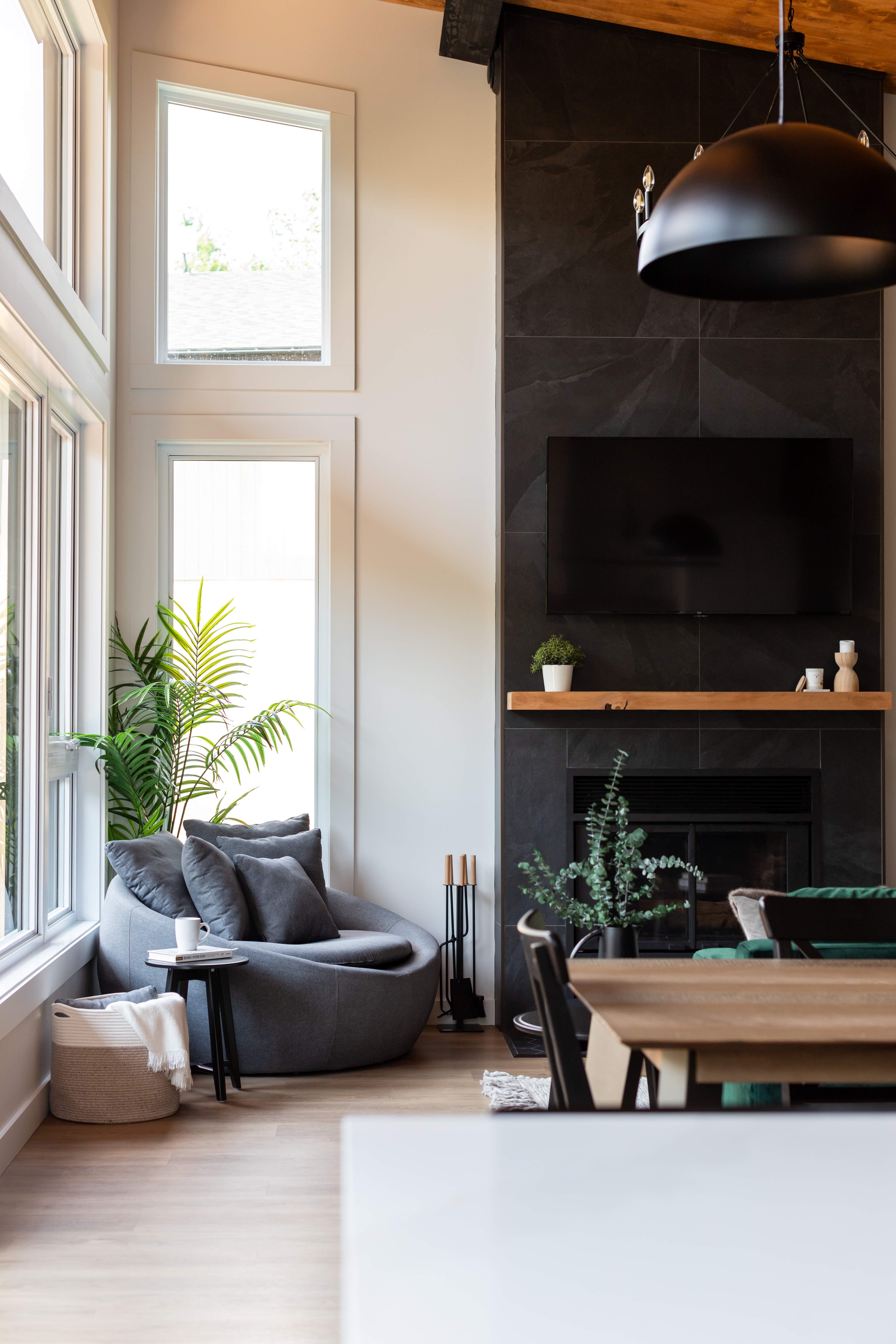 Rénovation de cuisine moderne à Adstock par Élévation Studio Design. Design fonctionnel et élégant pour une cuisine sur mesure