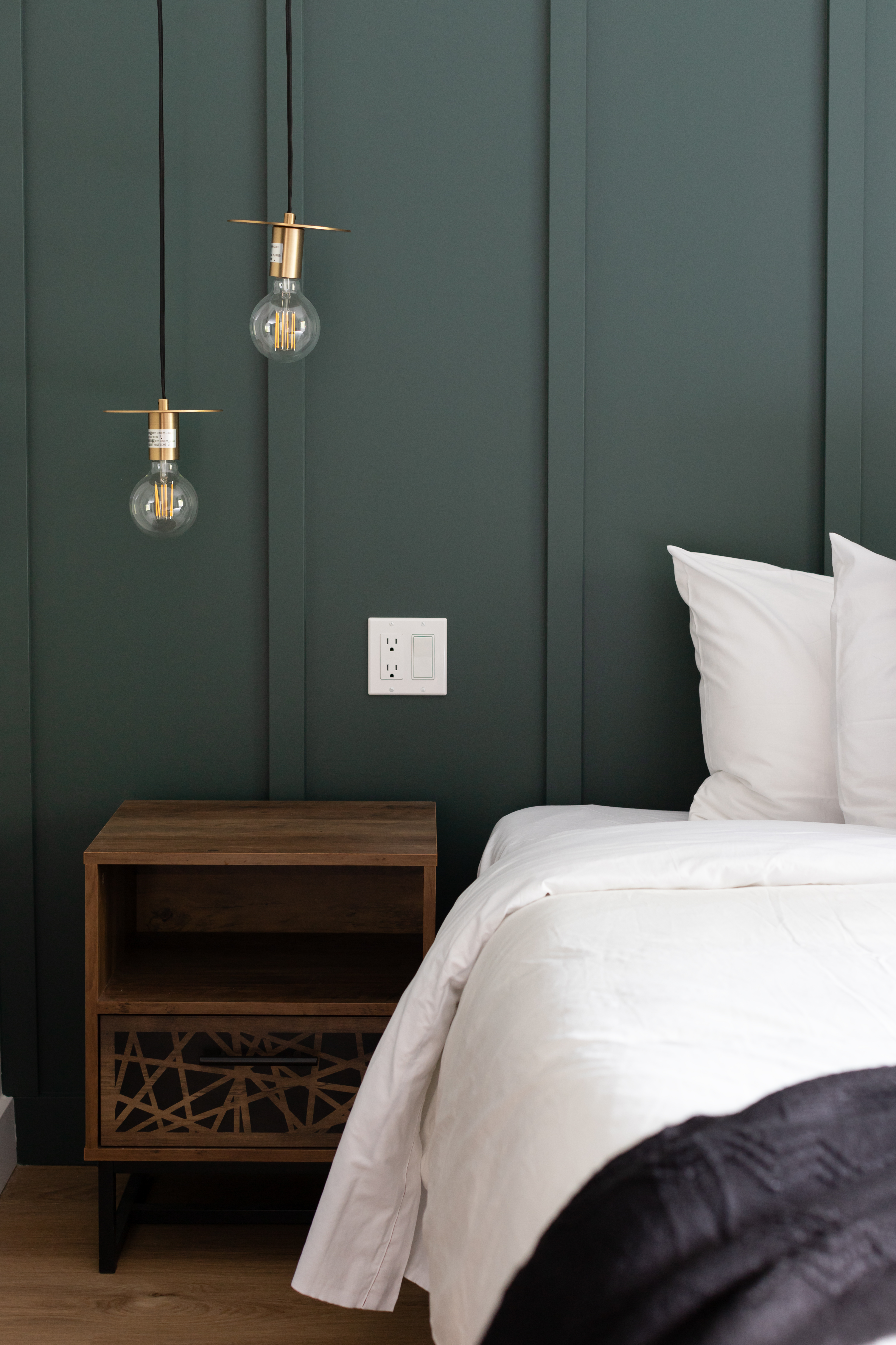 Design d'intérieur de chalet locatif à Thetford Mines par Élévation Studio Design. Utilisation de matériaux naturels pour un environnement chaleureux et moderne.