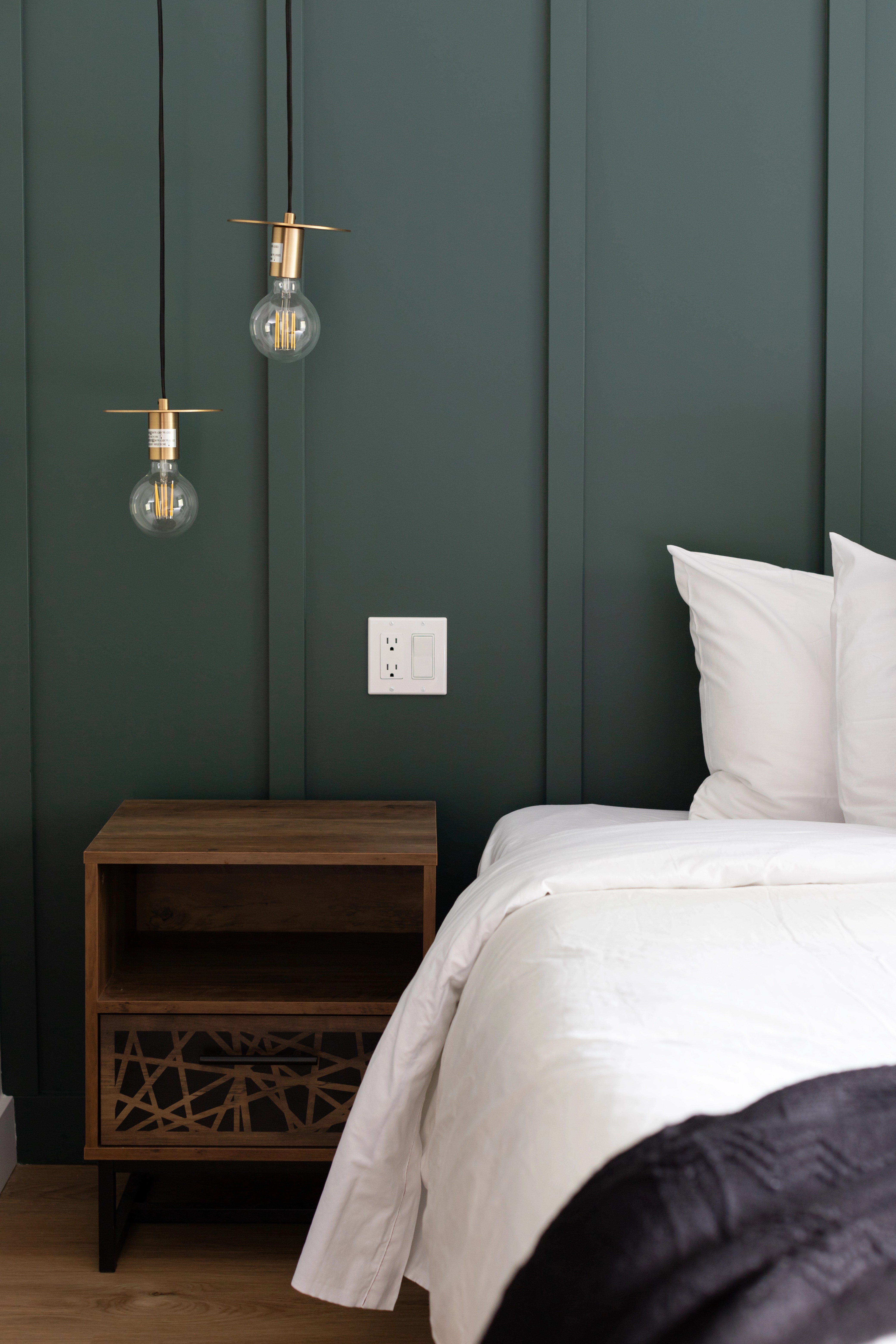 Design d'intérieur de chalet locatif à Thetford Mines par Élévation Studio Design. Utilisation de matériaux naturels pour un environnement chaleureux et moderne.