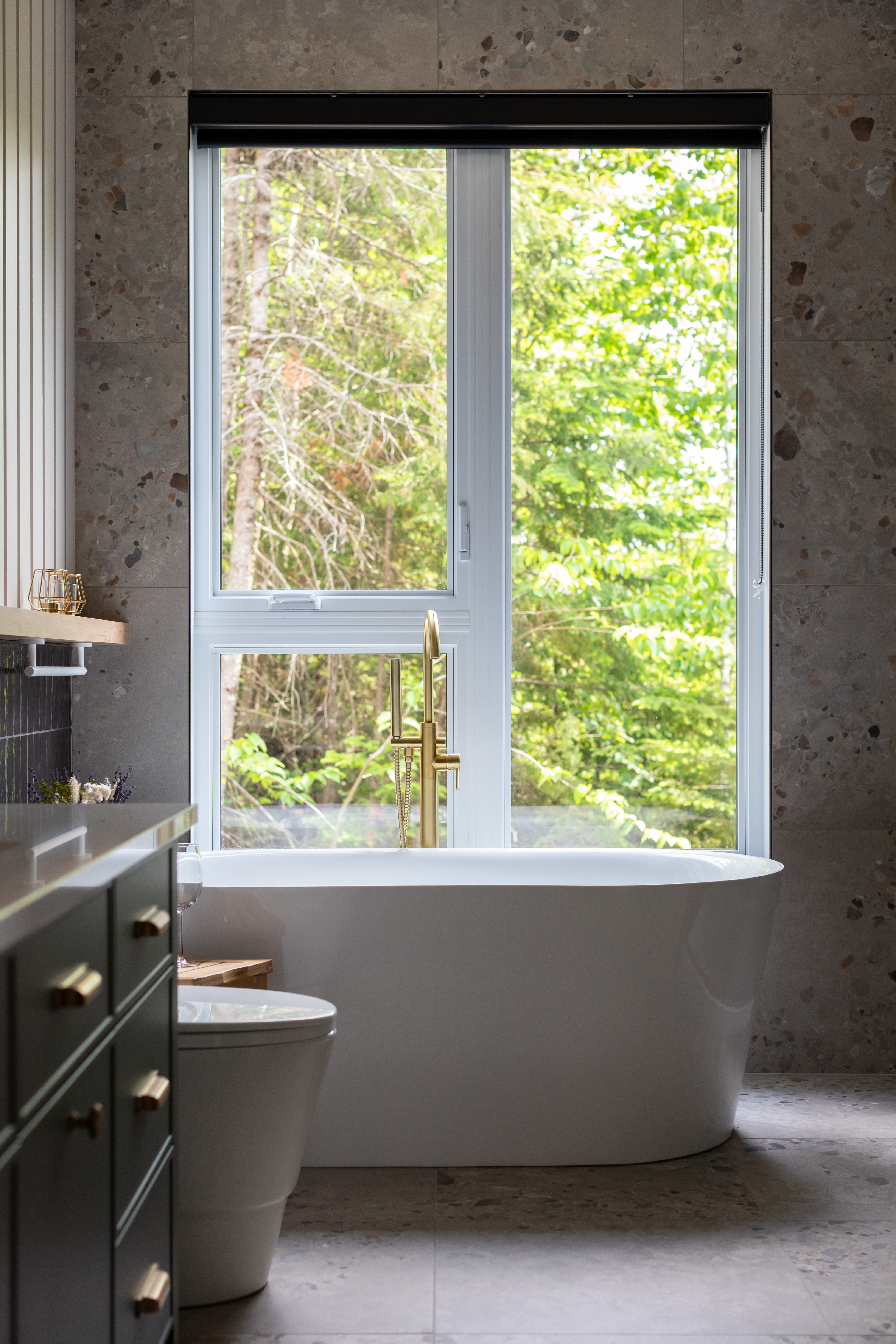 "Rénovation complète de salle de bain à Adstock par Élévation Studio Design. Design contemporain pour une salle de bain élégante et pratique.