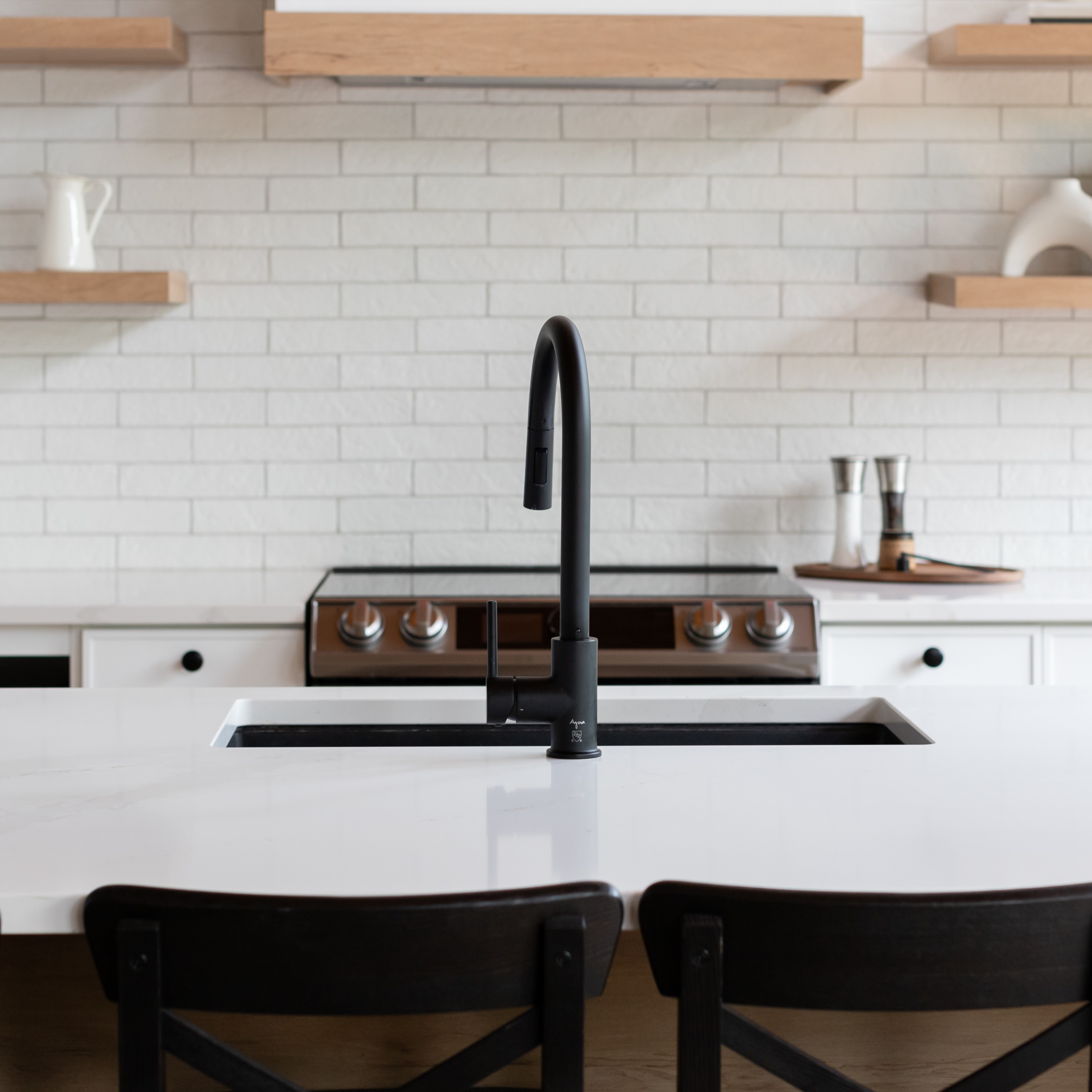 Rénovation cuisine Lévis : Cuisine lumineuse avec agencement moderne par Élévation Studio Design. Design intérieur pour chalet locatif au Québec.