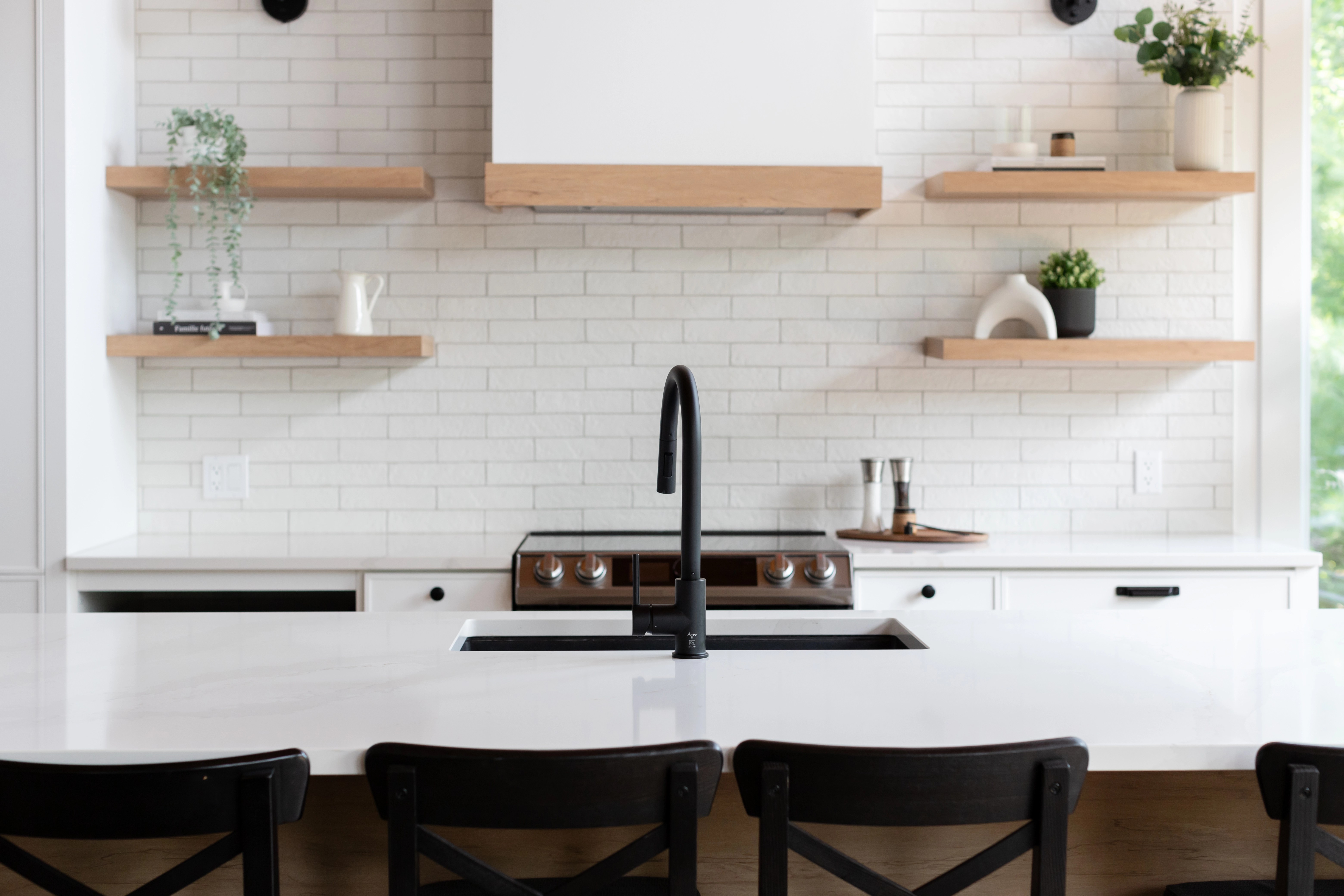 Design et rénovation intérieure d'un chalet au Québec. Élévation Studio Design crée des espaces uniques et accueillants à Adstock.