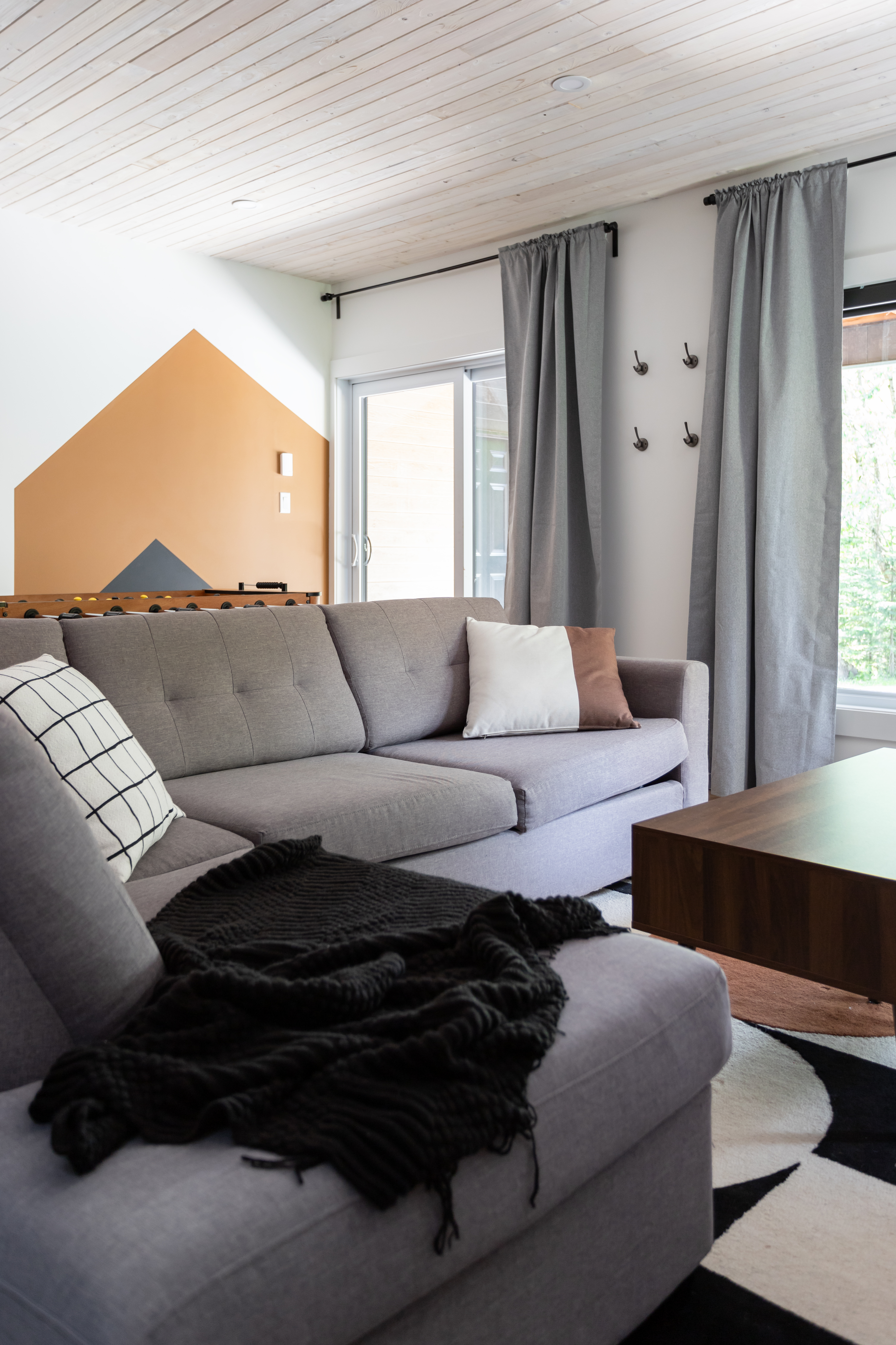 Projet de rénovation d'entrée/mudroom à Adstock, Québec. Élévation Studio Design optimise l'espace avec un design intérieur sur mesure.