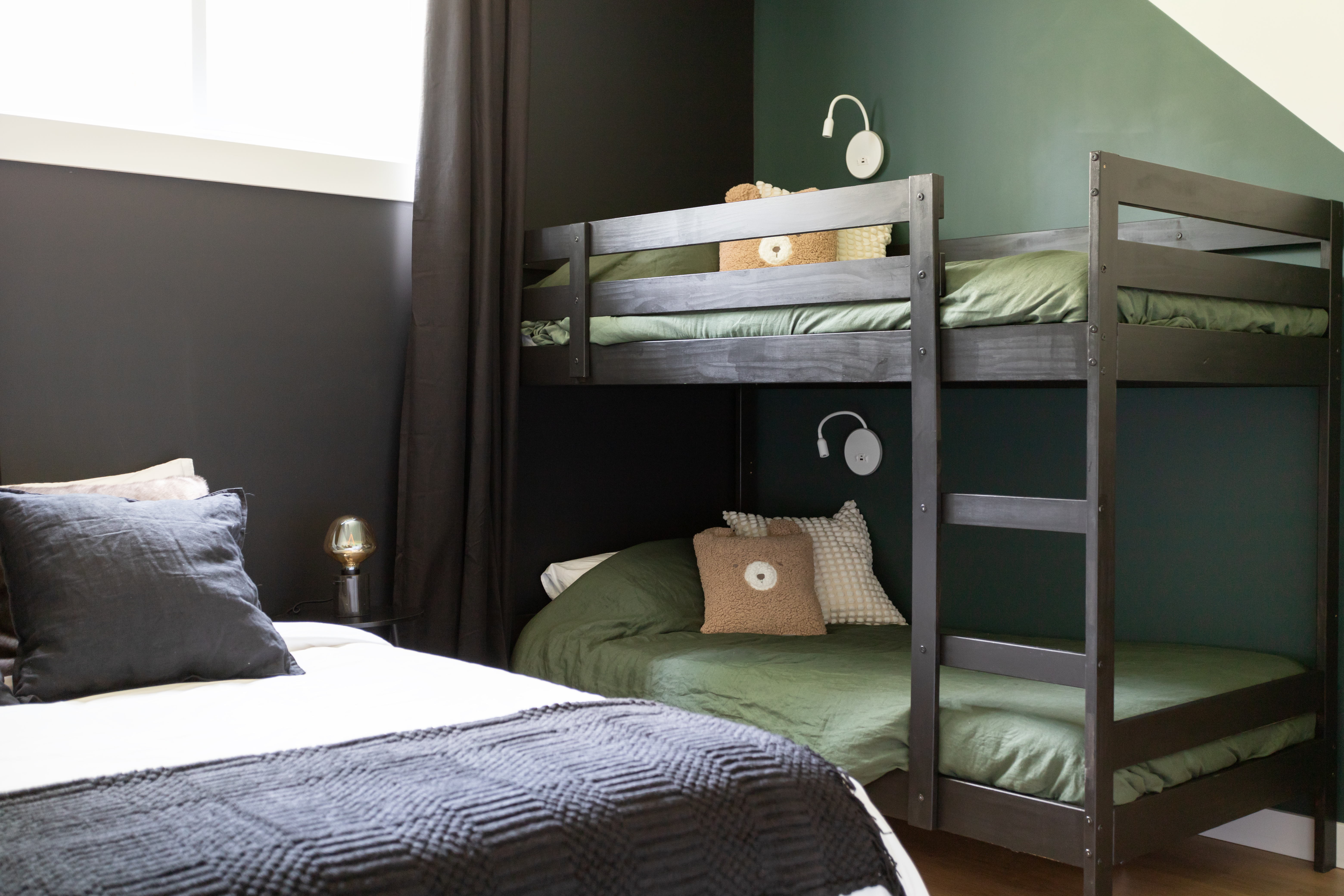 Rénovation intérieure de chalet locatif à Adstock par Élévation Studio Design. Création d’un espace moderne et convivial pour une expérience locative unique.