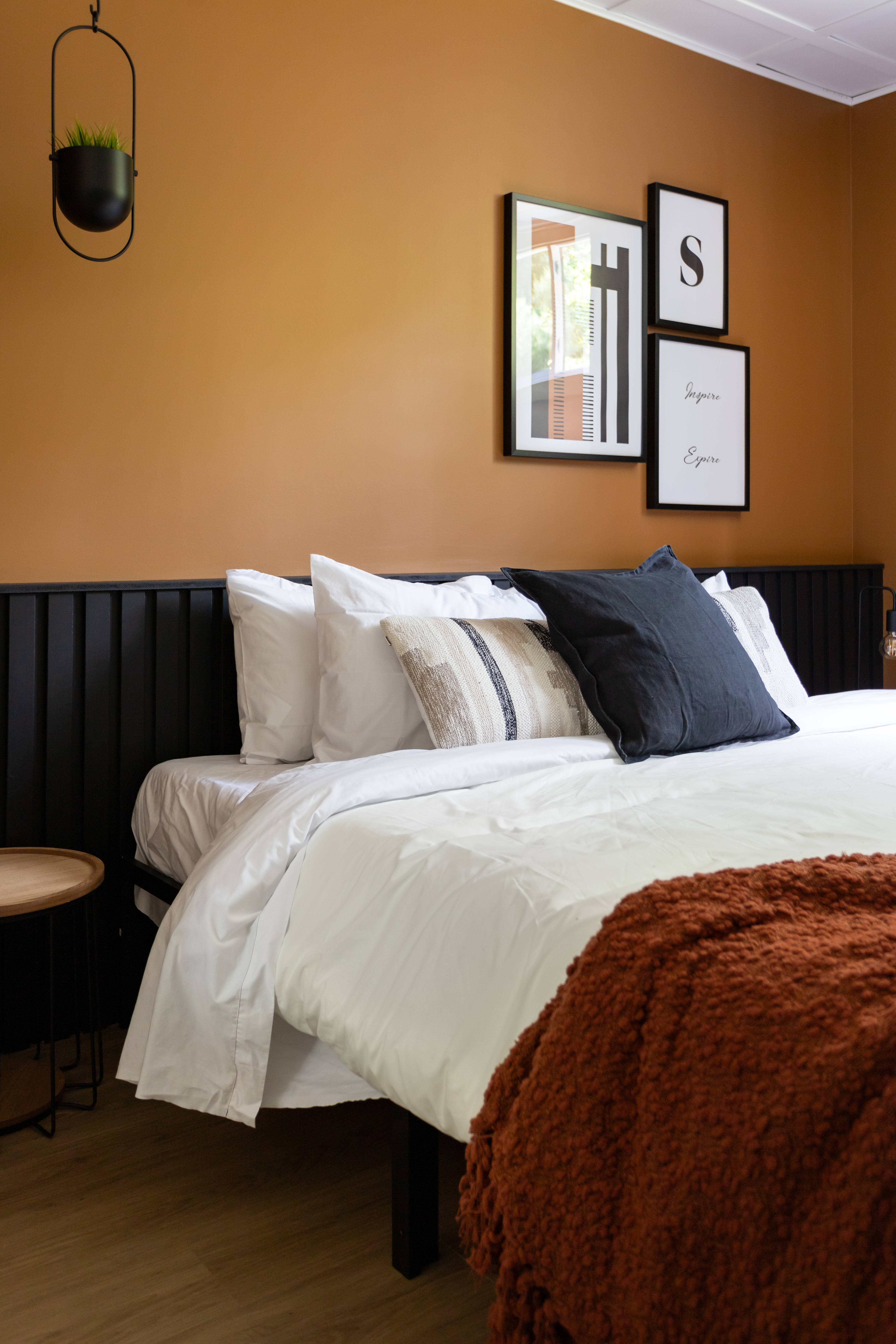 Rénovation cuisine Lévis : Cuisine lumineuse avec agencement moderne par Élévation Studio Design. Design intérieur pour chalet locatif au Québec.