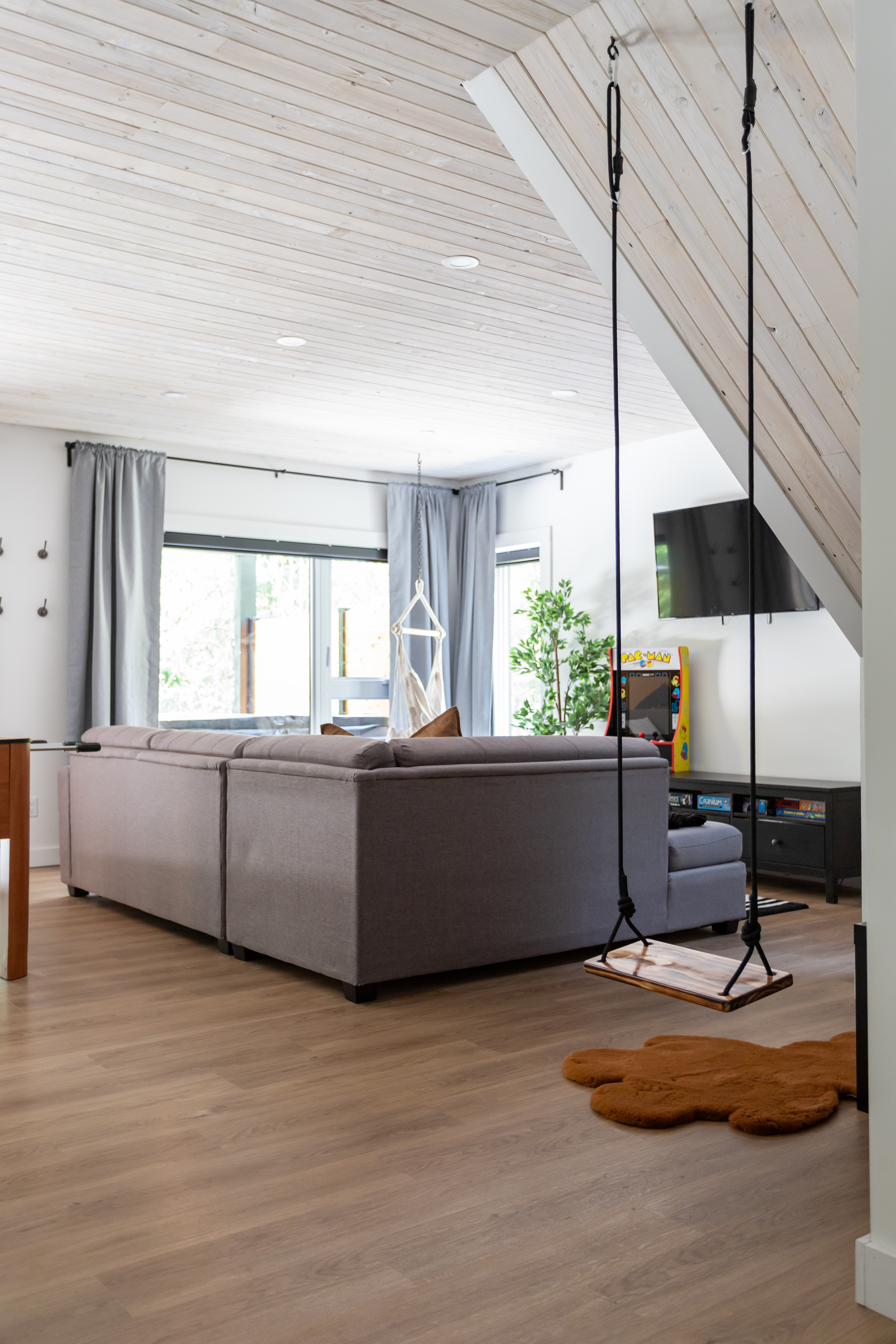 Conception et rénovation intérieure d'un chalet à Adstock, Québec. Design contemporain et matériaux naturels par Élévation Studio Design.