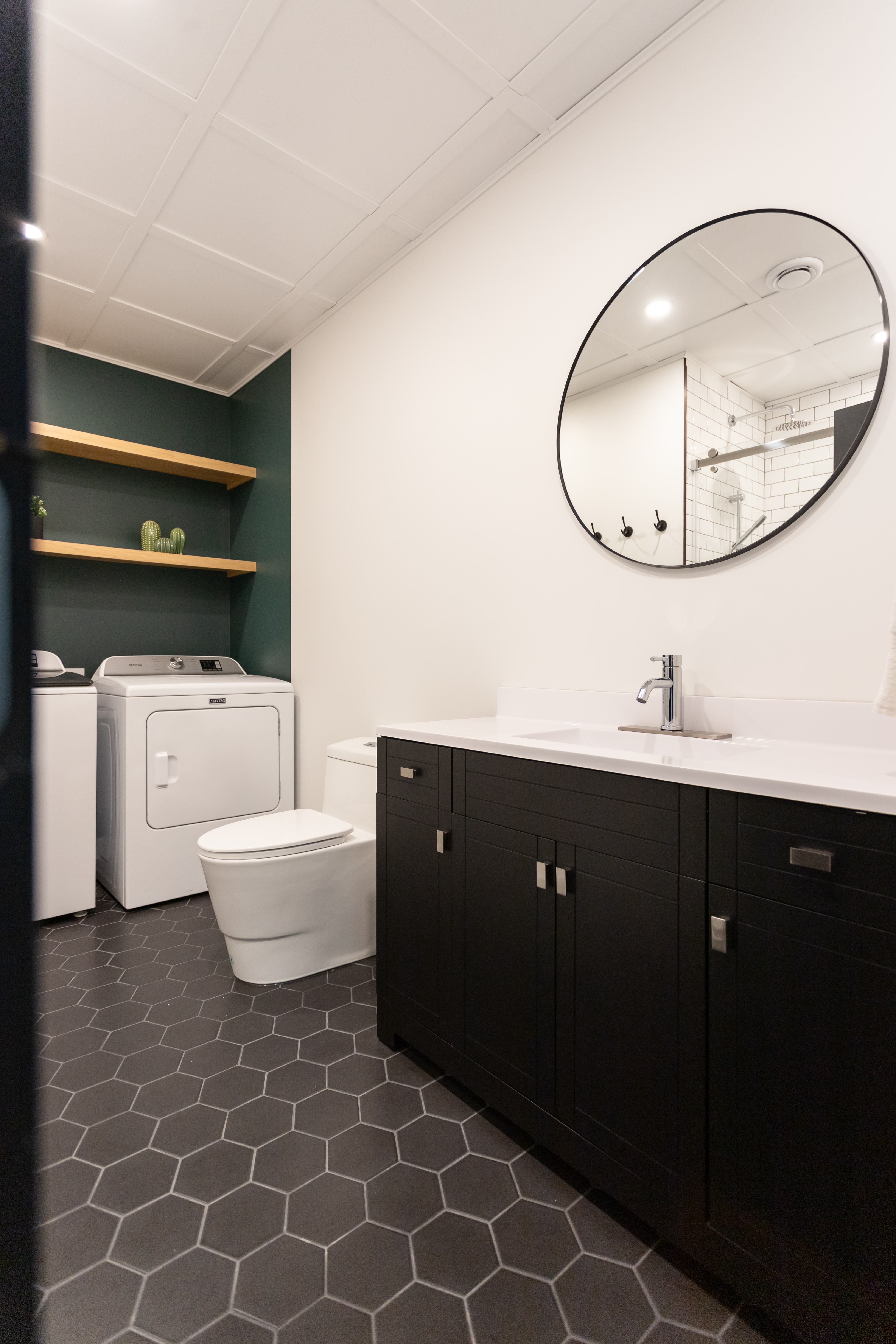 Rénovation complète de salle de bain à Adstock par Élévation Studio Design. Design contemporain pour une salle de bain élégante et pratique.