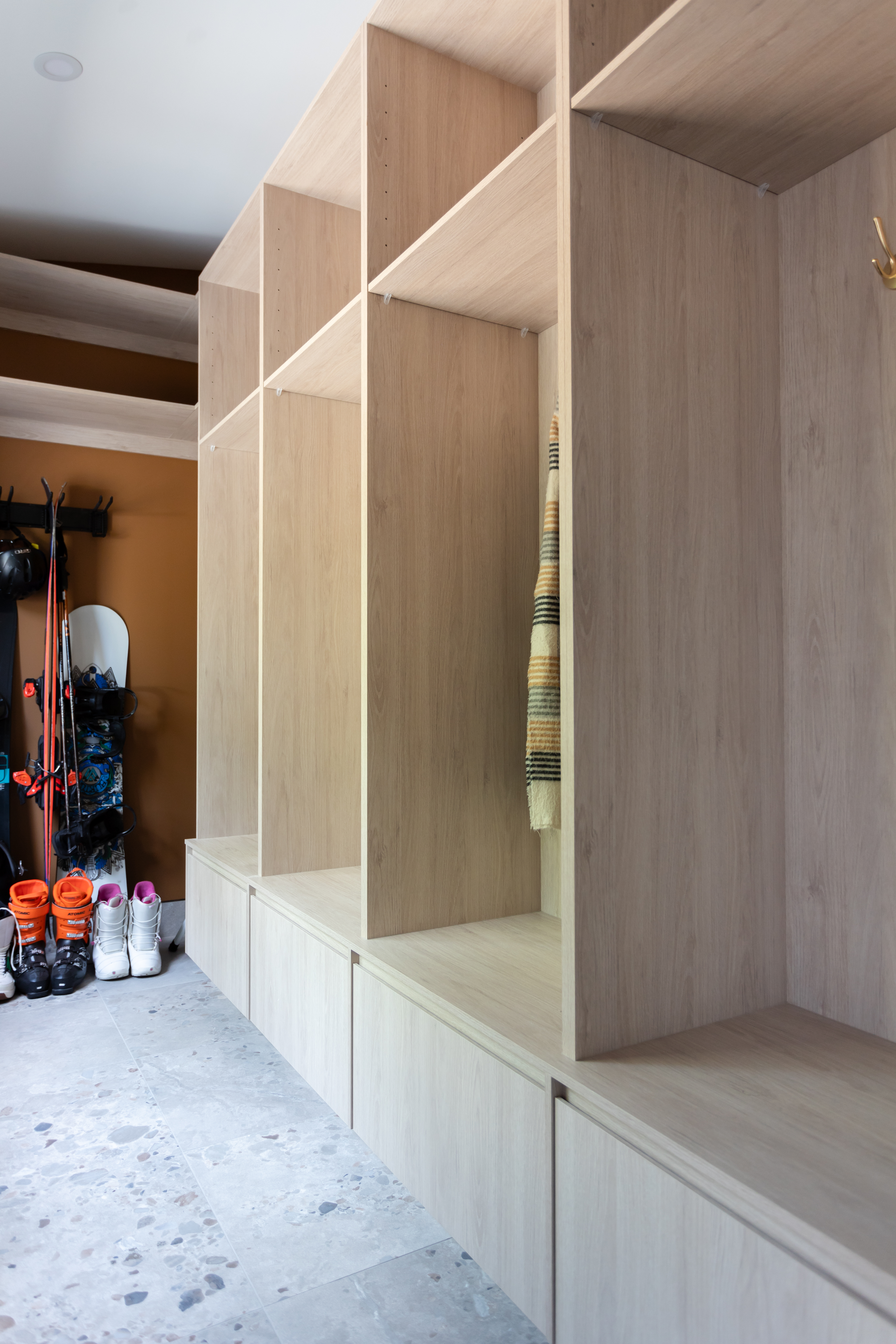 Rénovation d'entrée et mudroom à Adstock par Élévation Studio Design. Design pratique et esthétique pour un accueil chaleureux et organisé.