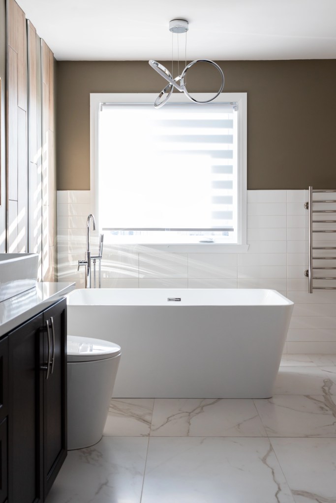 Projet de rénovation complète de la salle de bain à Boischatel par l'équipe de designer d'intérieur, design d'intérieur, de élévation studio design, elevation studio design