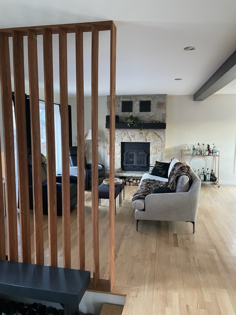 Rénovation de cuisine greige avec porte shaker slim avec accents bois, comptoir de quartz pâle et accent doré. Design intemporel et chaleureux à Bécancour, Trois-Rivières, Québec, par Élévation Studio Design.