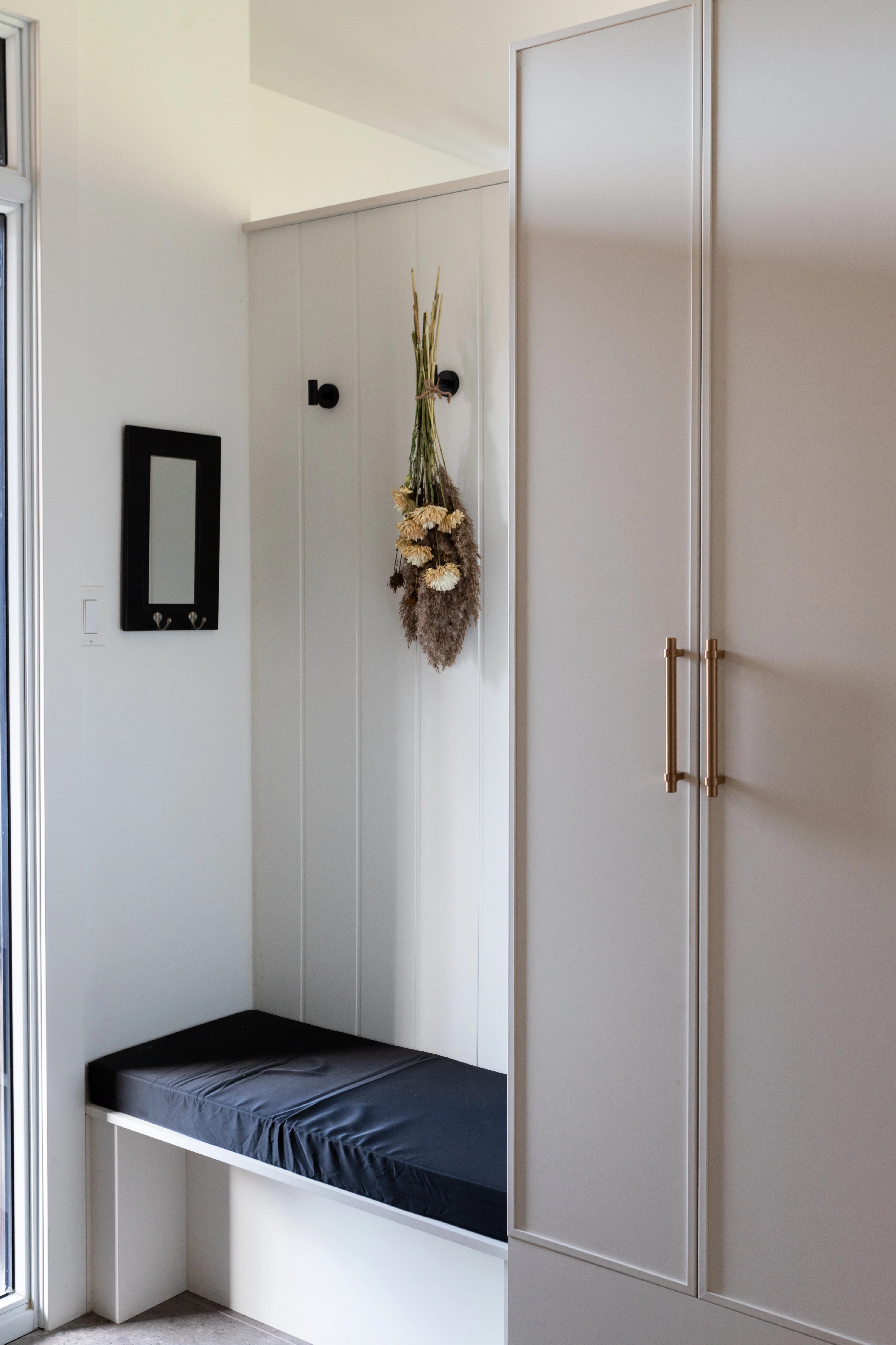 Entrée sur mesure avec rangement intégré, design épuré et chaleureux par Élévation Studio Design à Bécancour, Québec. Un essentiel dans l'entrée pour les familles.