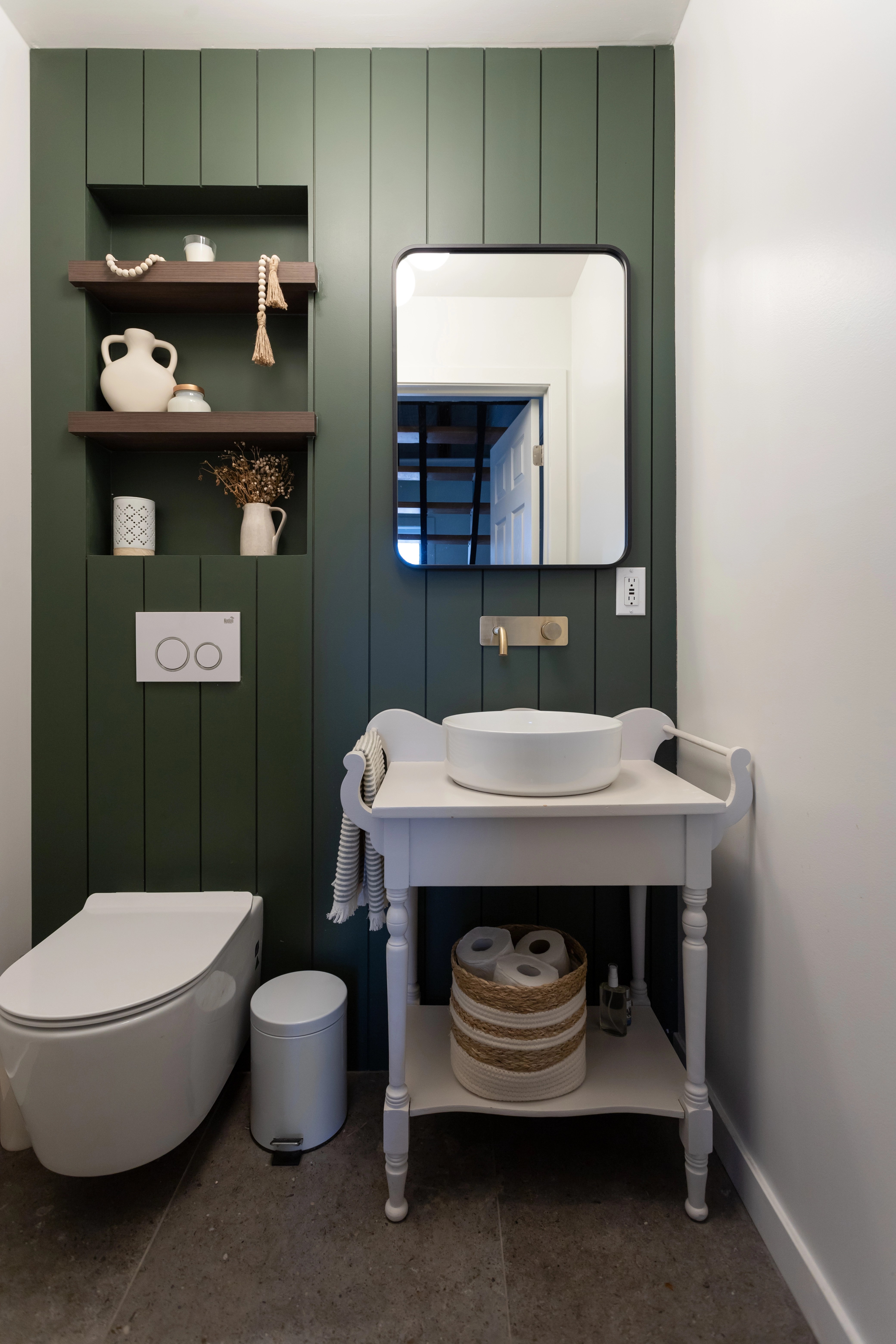 Salle d'eau avec toilette auportante, avec en shiplap, lambris, peint vert et vanité vintage, design moderne organique, intemporel et chaleureux à Bécancour, Trois-Rivières par Élévation Studio Design.