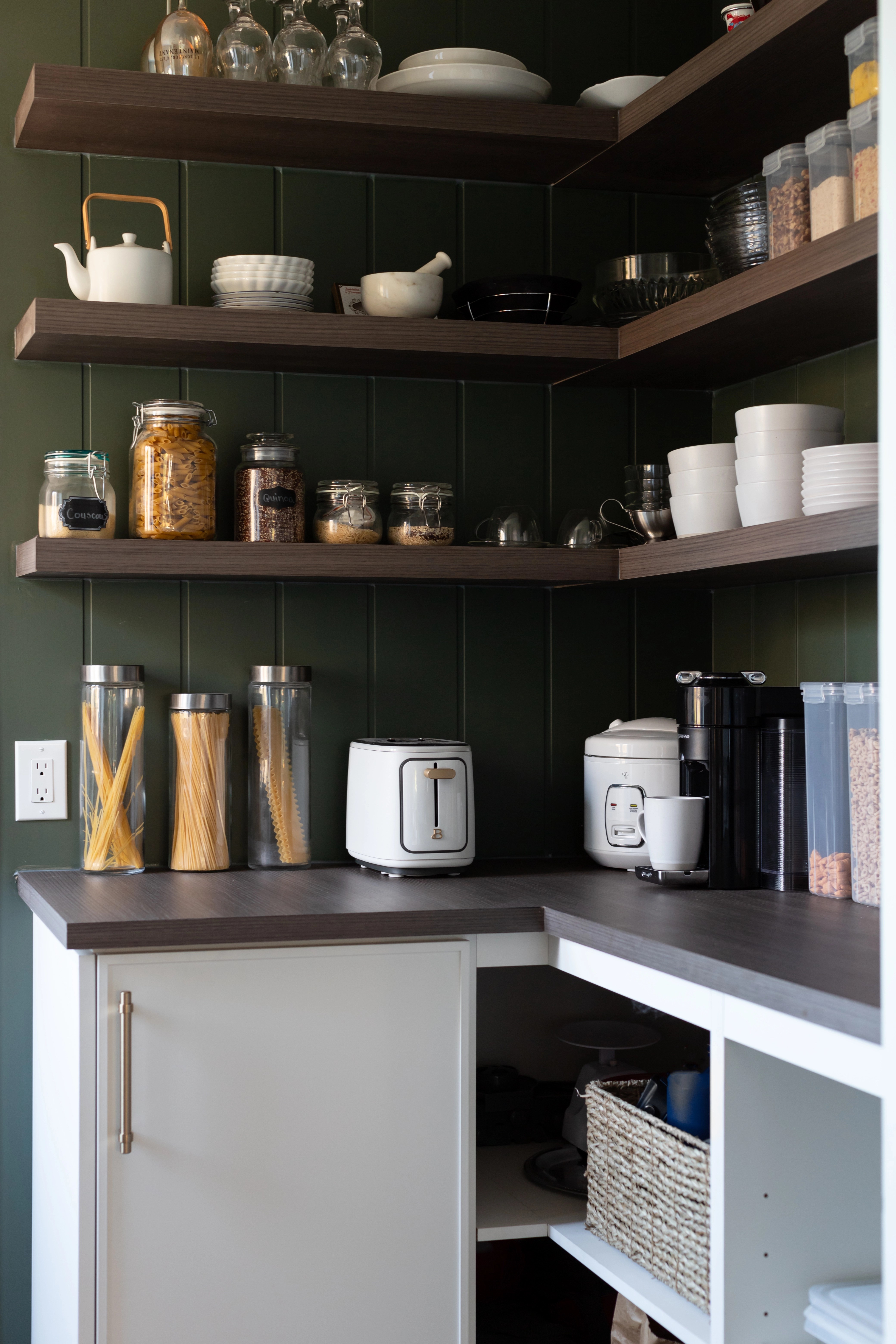 Garde-manger walk-in, pantry, back-kitchen, avec étagères ouverte, mur verts et rangements optimisés et orgranisé, design pratique et fonctionnel par les designer d'intérieur à Bécancour, Trois-Rivières d' Élévation Studio Design.