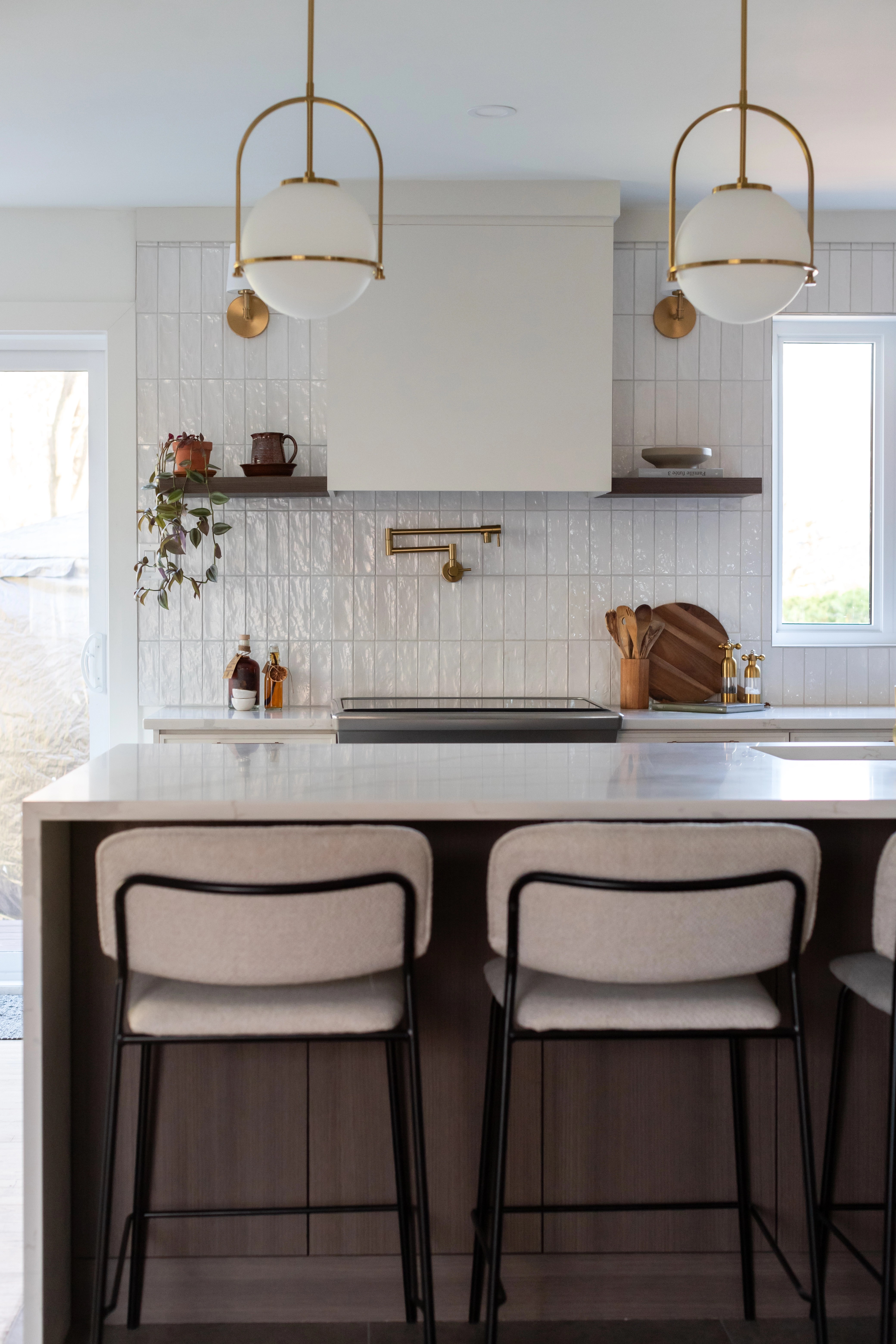 Cuisine lumineuse cache hotte sur mesure avec hotte intégré et tablette en bois de chaque côté de la hottet avec dosseret blanc, pose à 90 à la vertical, Design, cuisiniste, designer design d'intérieur à Bécancour, Trois-Rivières, Québec réalisée par Élévation Studio Design.